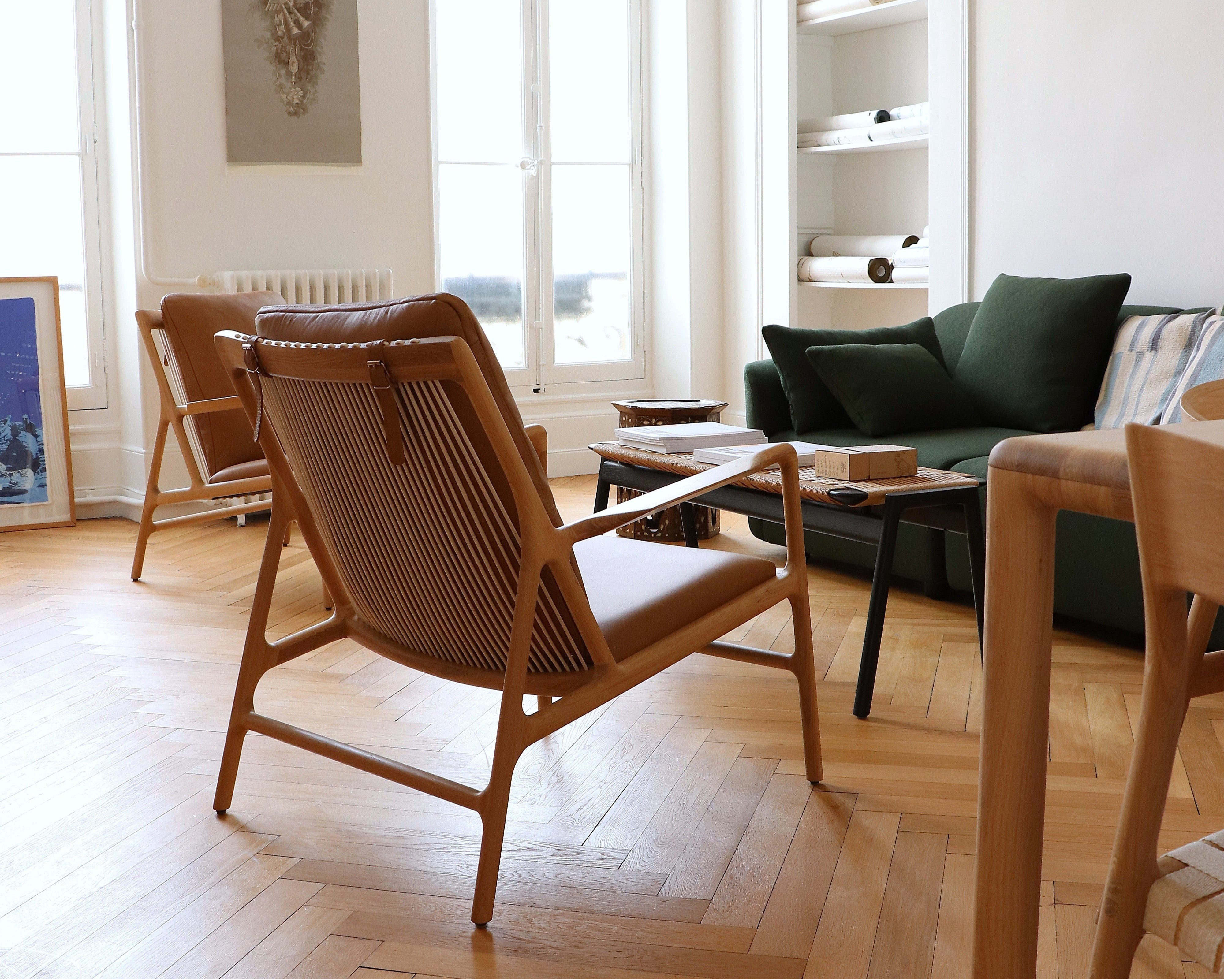 collection gazzda, fauteuil dedo easy chair en noyer, assise cuir, hugg modular sofa vert et structure noire, tables d'appoint mushroom