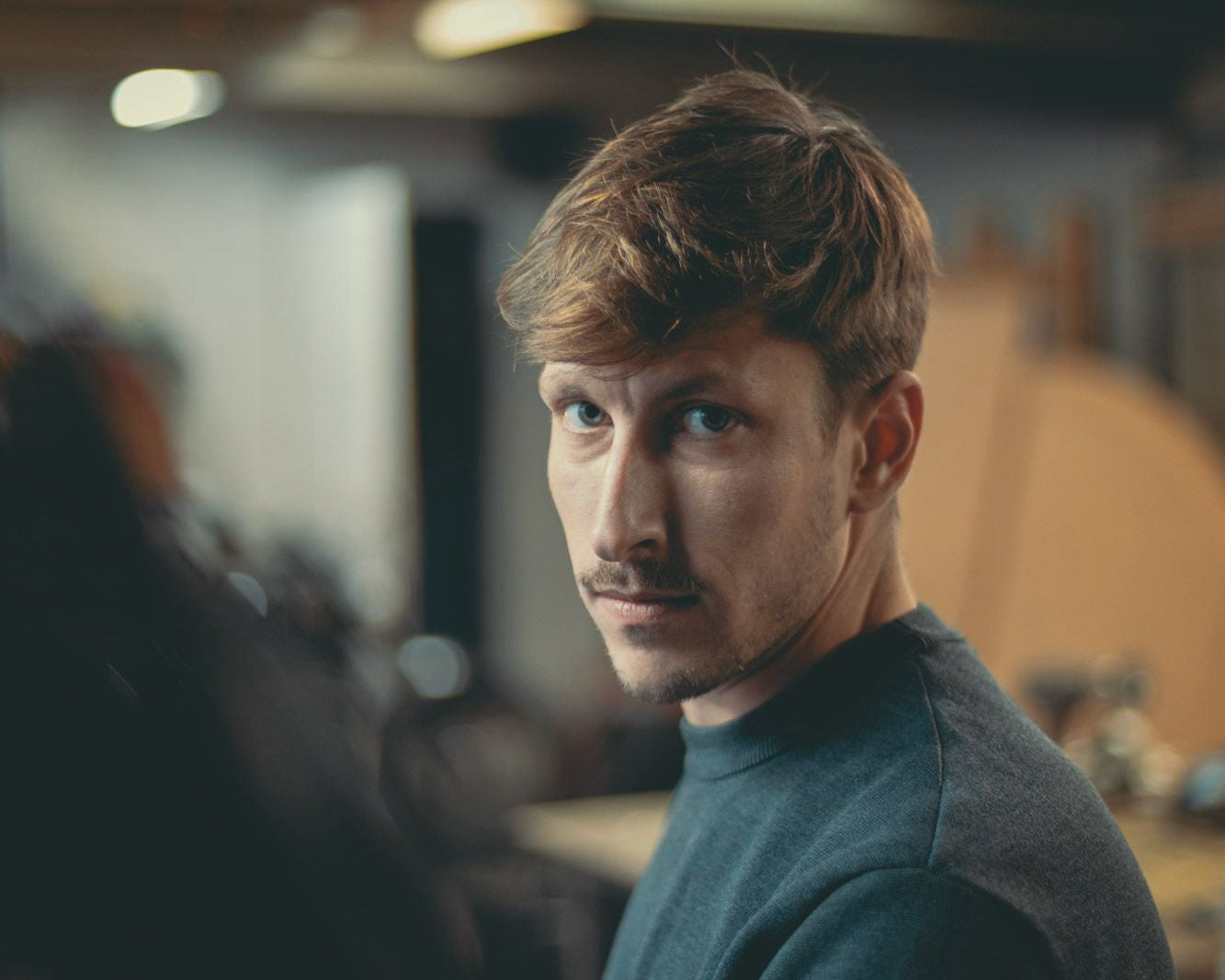 Portrait de Victor Tison lauréat 2025 du Prix de la Jeune Création Métiers d’Art , représenté à Marseille par Longitude Interior Design