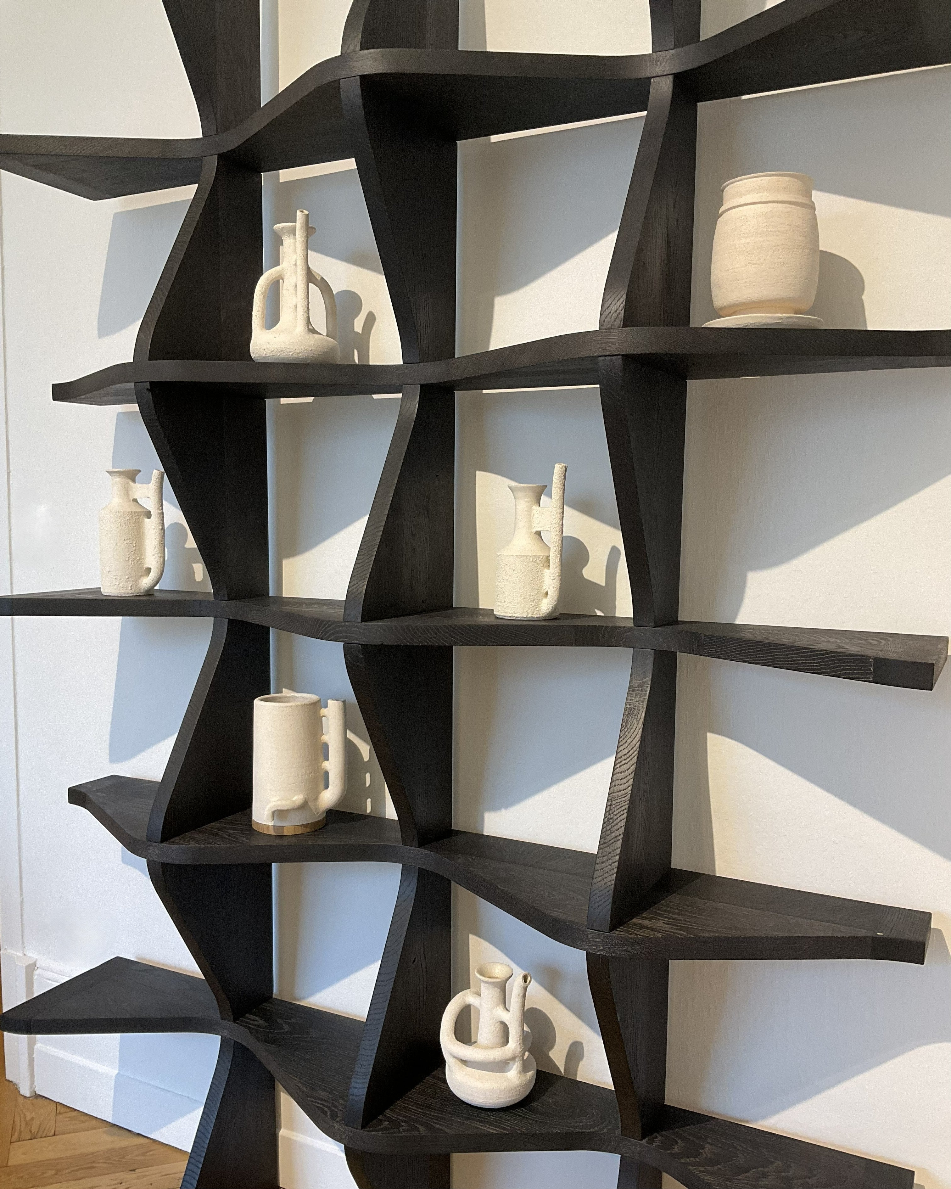VAGUE : bibliothèque sculpturale en chêne, aux lignes ondulées, un design contemporain signé Julien Le Goff.