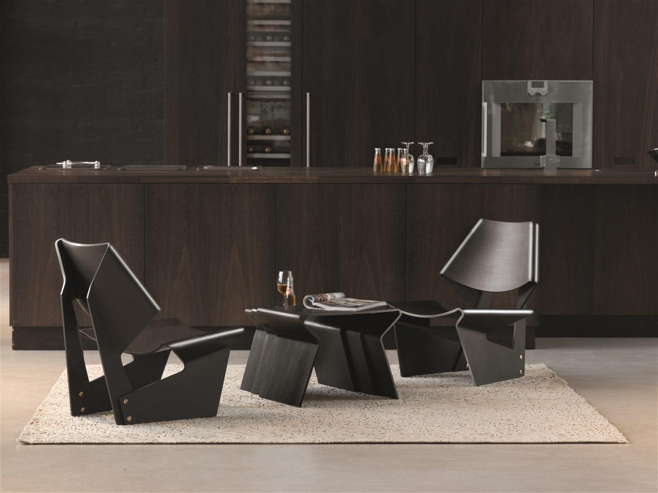 GJ Bow Chair par Grete Jalk, fauteuil iconique en contreplaqué de noyer. Édition Lange Production.