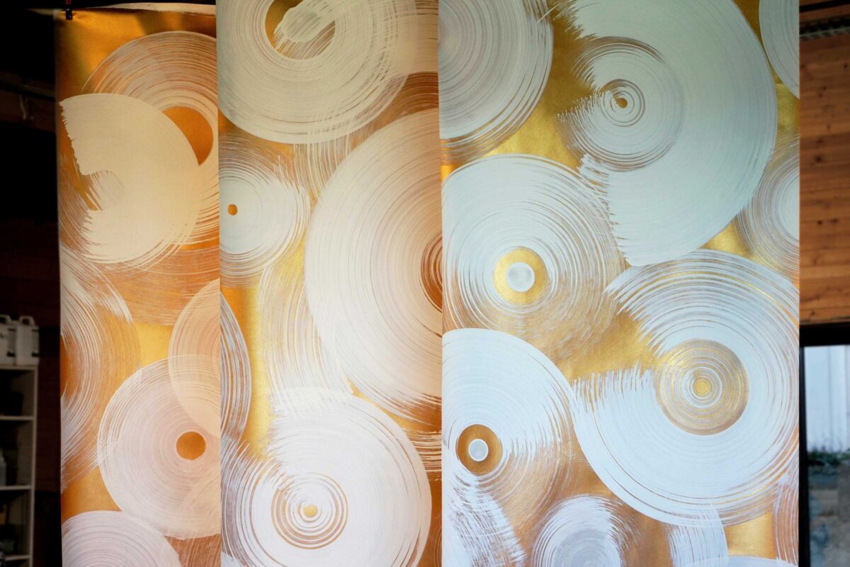 Mise en sechage du papier Cercle par Atelier d'offard François Xavier Richard avant pose sur panneau