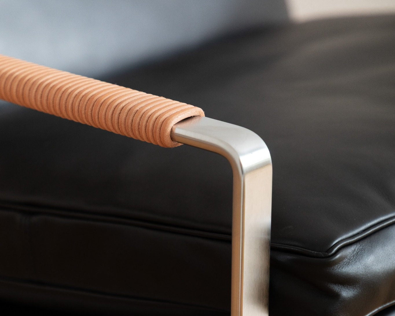 Détail de l'accoudoir en acier et cuir du fauteuil FK 6720 Easy Chair, assemblage précis et design fonctionnel, Lange Production, Fabricius & Kastholm