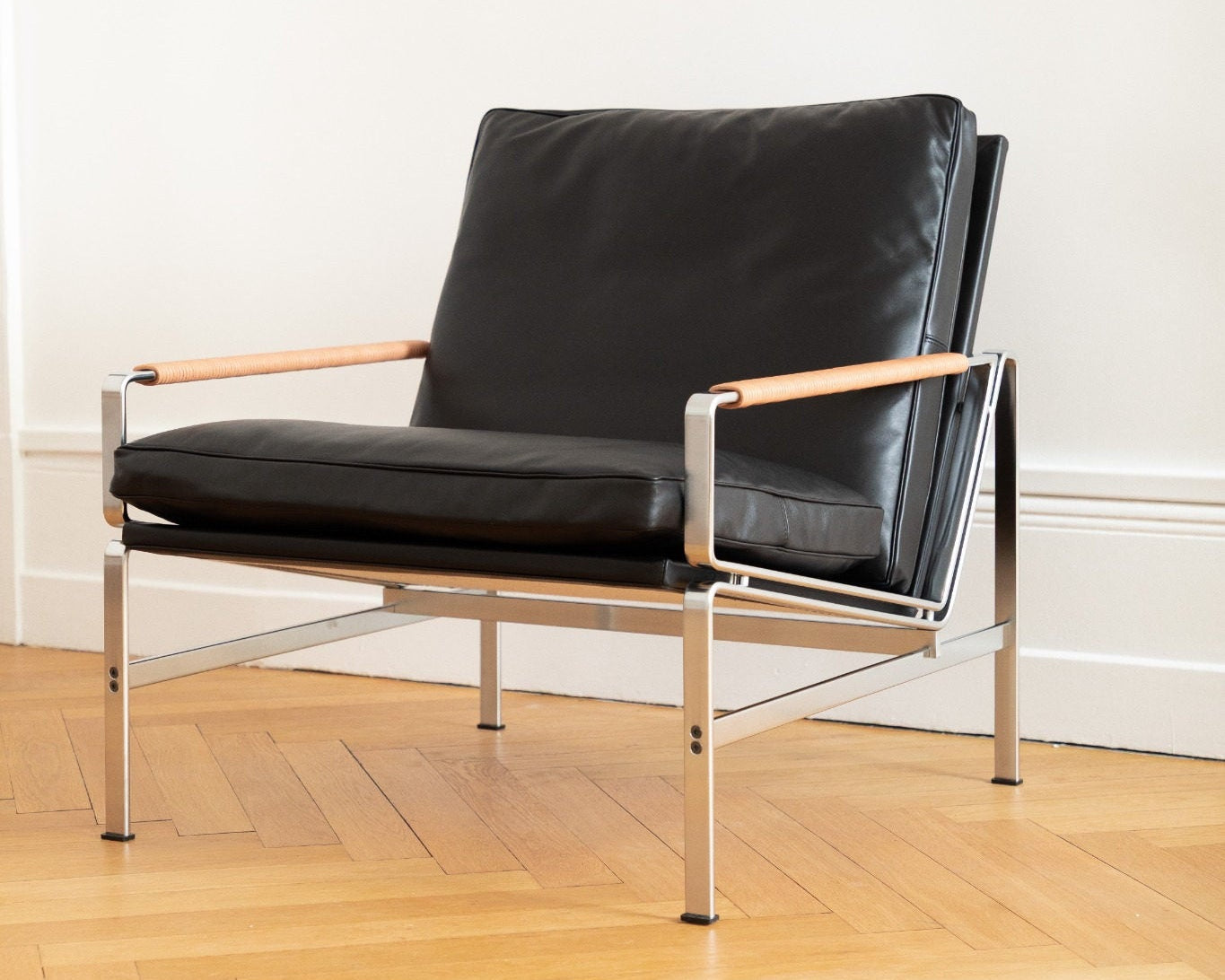 Vue de trois quart face du fauteuil FK 6720 Easy Chair, assemblage précis et design fonctionnel, Lange Production, Fabricius & Kastholm