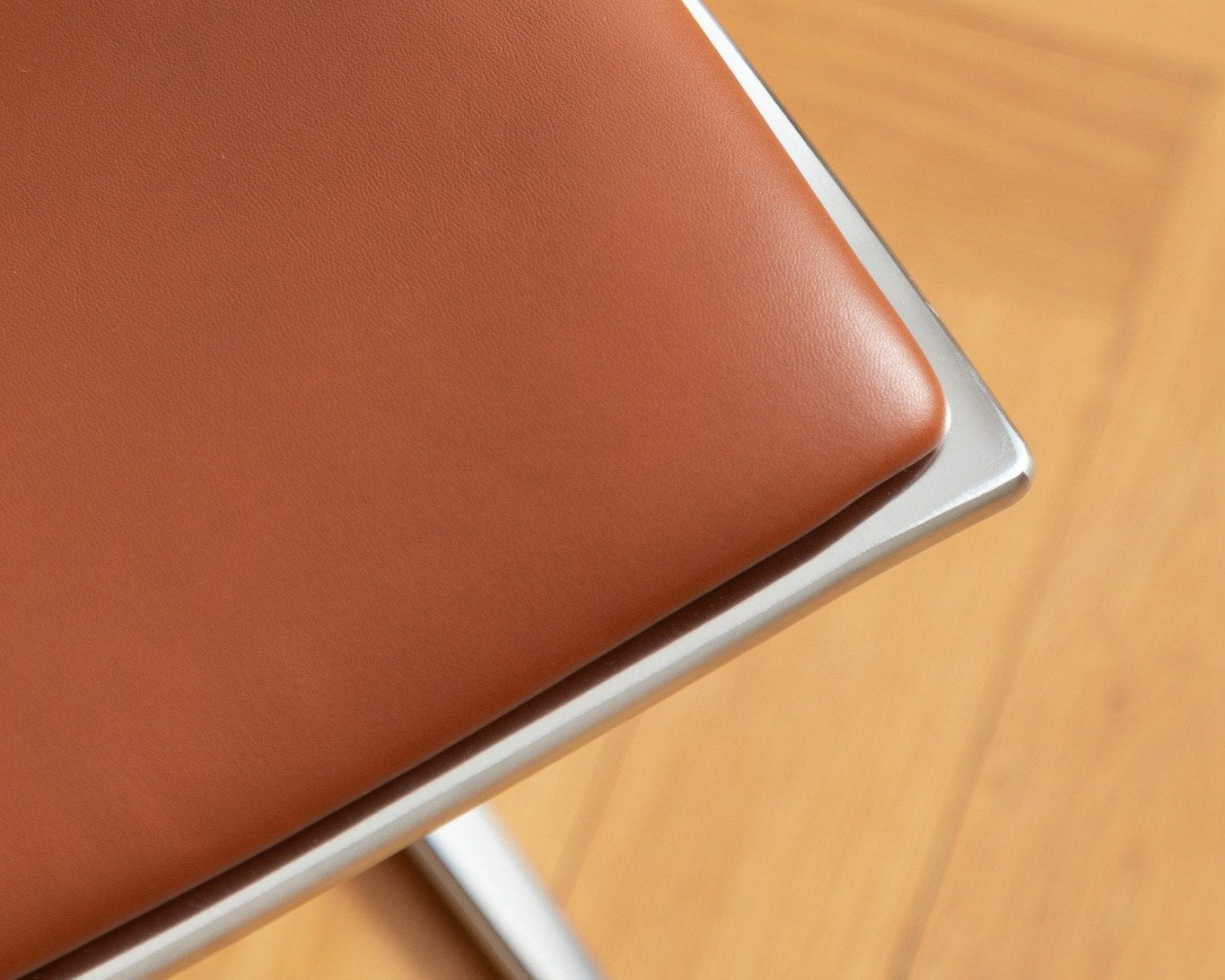 Fauteuil JK 710 Skater Chair en cuir cognac, design Jørgen Kastholm, édité par Lange Production, présenté au showroom Longitude Interior Design à Marseille, détail de l’angle de l'assise