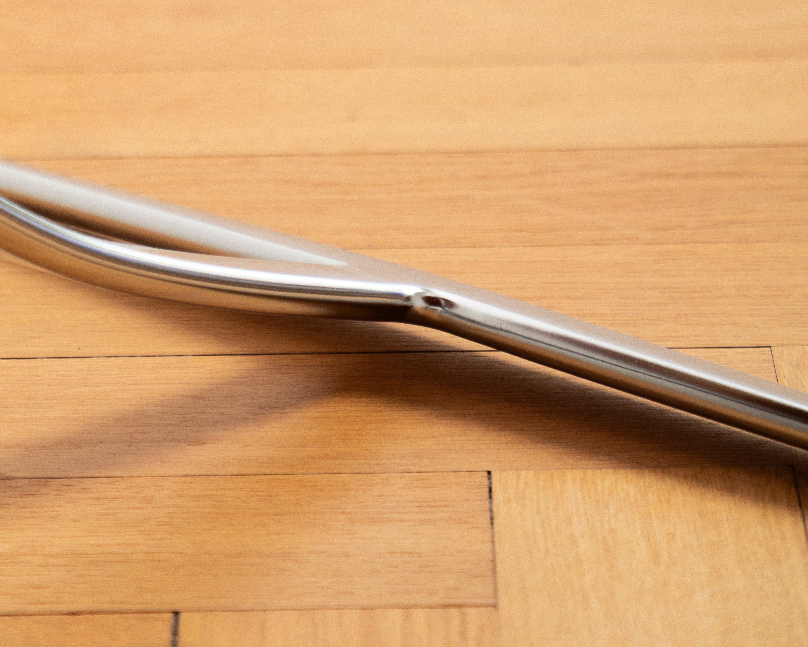 Fauteuil JK 710 Skater Chair en cuir cognac, design Jørgen Kastholm, édité par Lange Production, présenté au showroom Longitude Interior Design à Marseille, détail structure