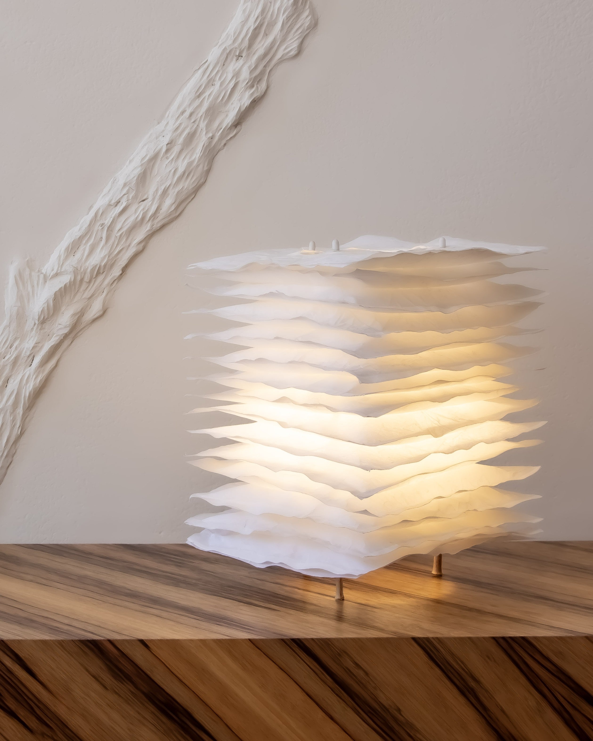 Mille Feuilles - 30 - Lampe à poser en papier façonné.