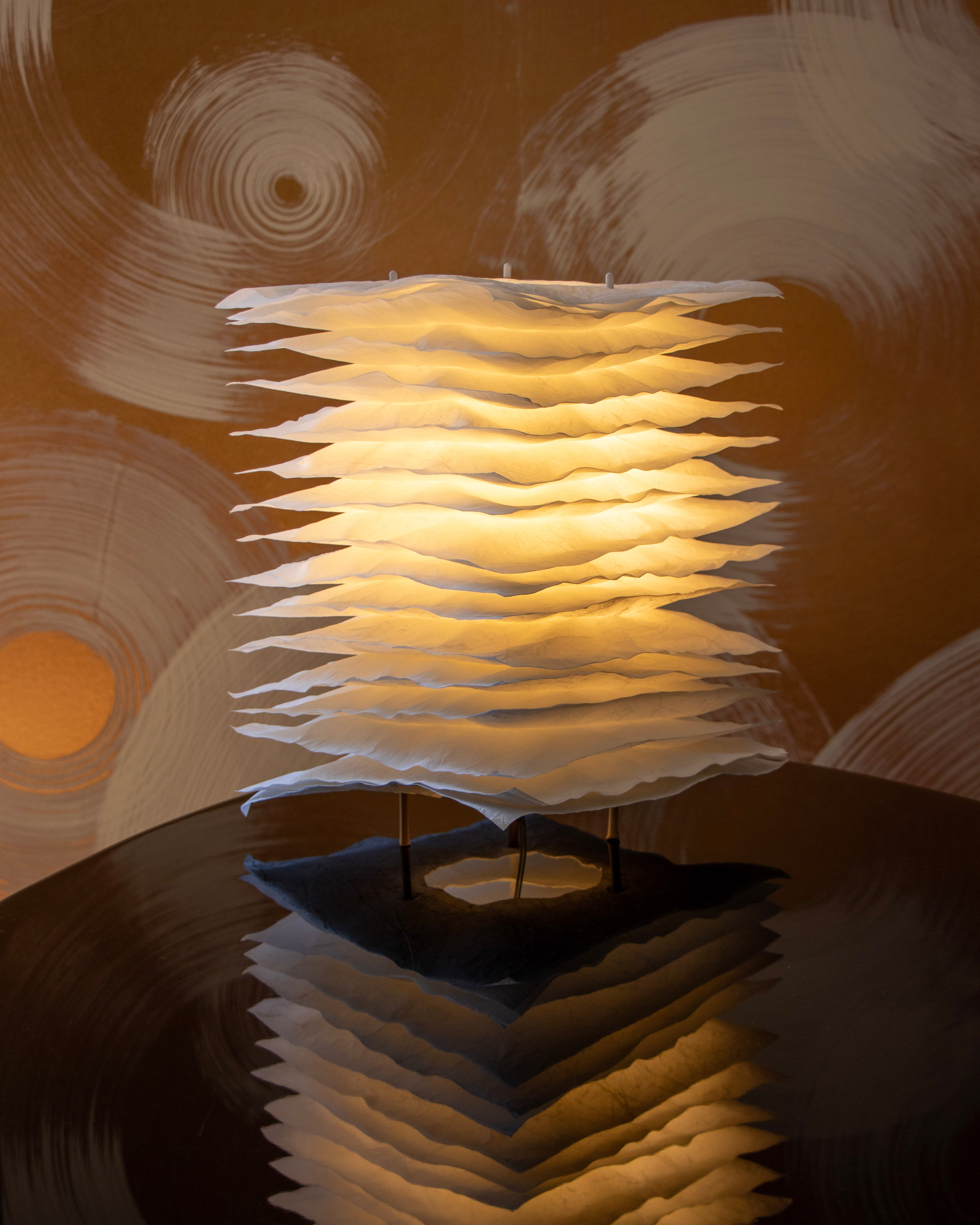 Mille Feuilles - 40 - Lampe à poser en papier façonné.