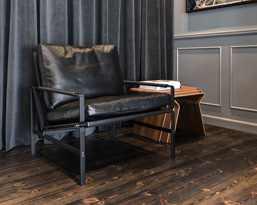 Fauteuil FK 6720 Easy Chair par Preben Fabricius et Jørgen Kastholm, légèreté visuelle et assise enveloppante, associant acier chromé et cuir aniline.