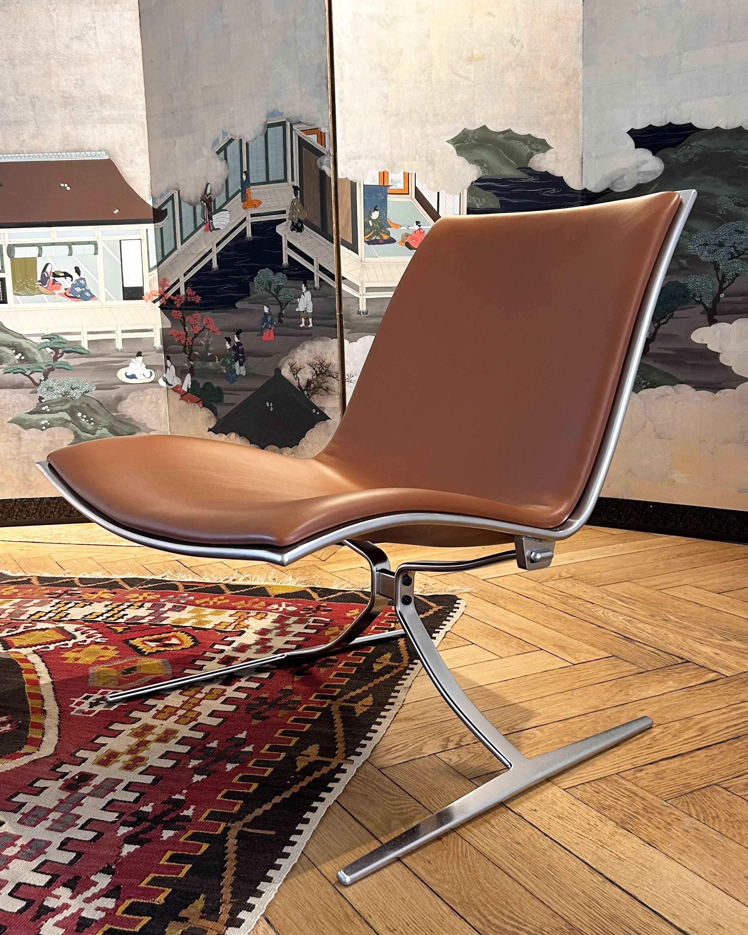 Fauteuil lounge JK 710 dite Skater Chair de Jørgen Kastholm en acier chromé et cuir aniline.