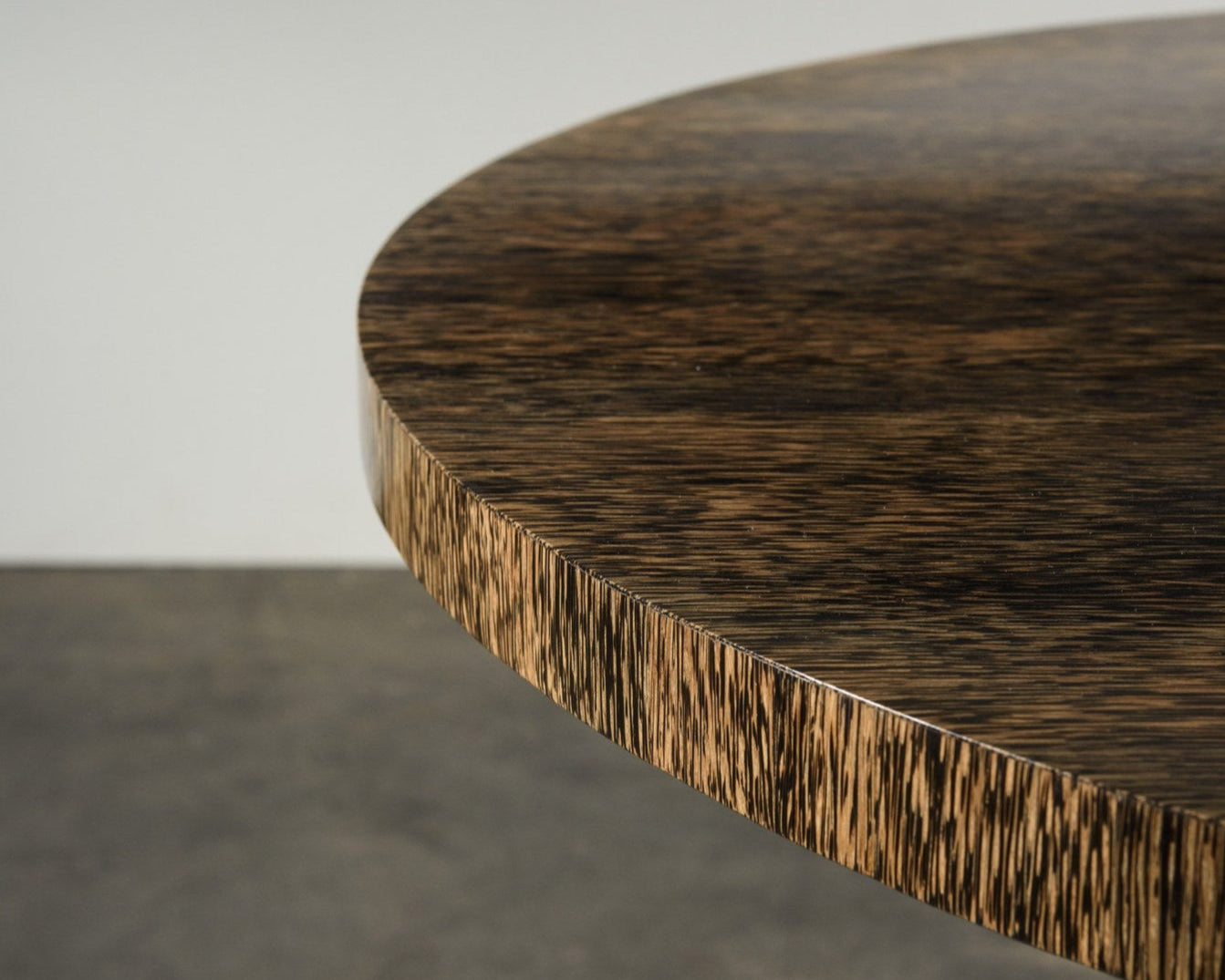 Table STIPE en stipe de cocotier et acier oxydé, par Pascal Souvet. Design Art déco et savoir-faire artisanal contemporain