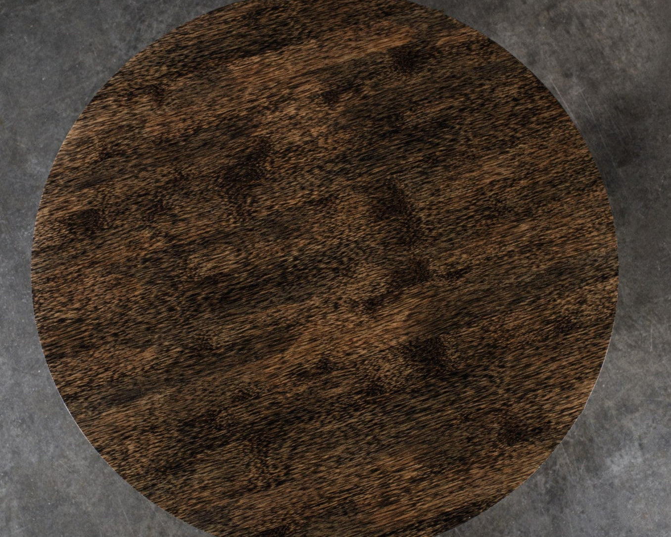 Table STIPE en stipe de cocotier et acier oxydé, par Pascal Souvet. Design Art déco et savoir-faire artisanal contemporain