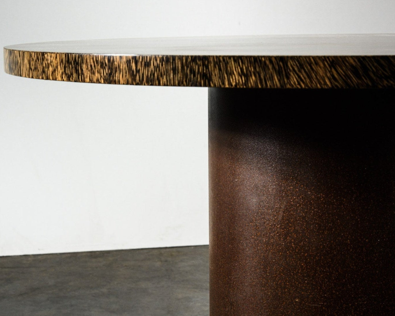 Table STIPE en stipe de cocotier et acier oxydé, par Pascal Souvet. Design Art déco et savoir-faire artisanal contemporain