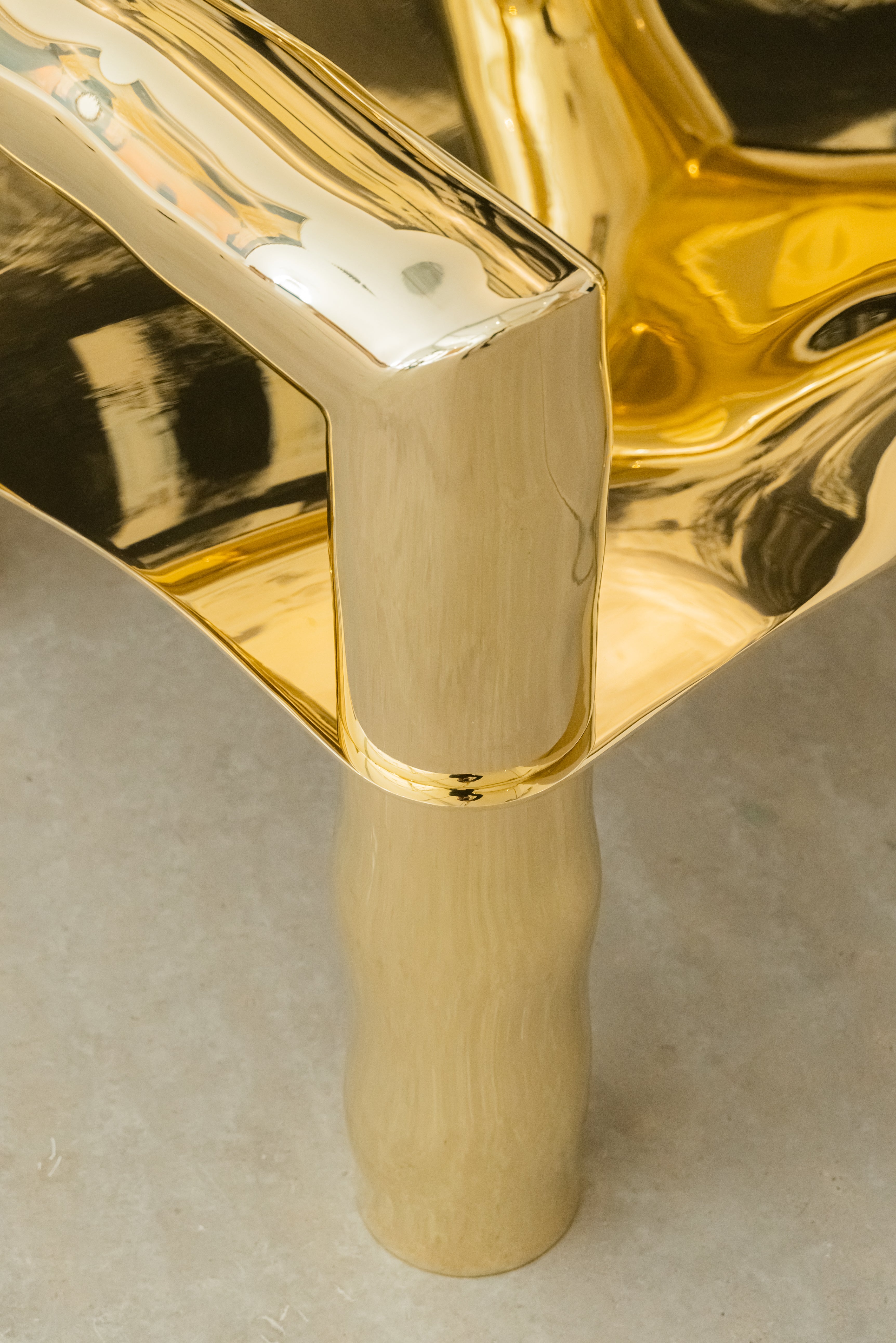 bobi fauteuil signature de victor tison en laiton détail de la structure pied accoudoir