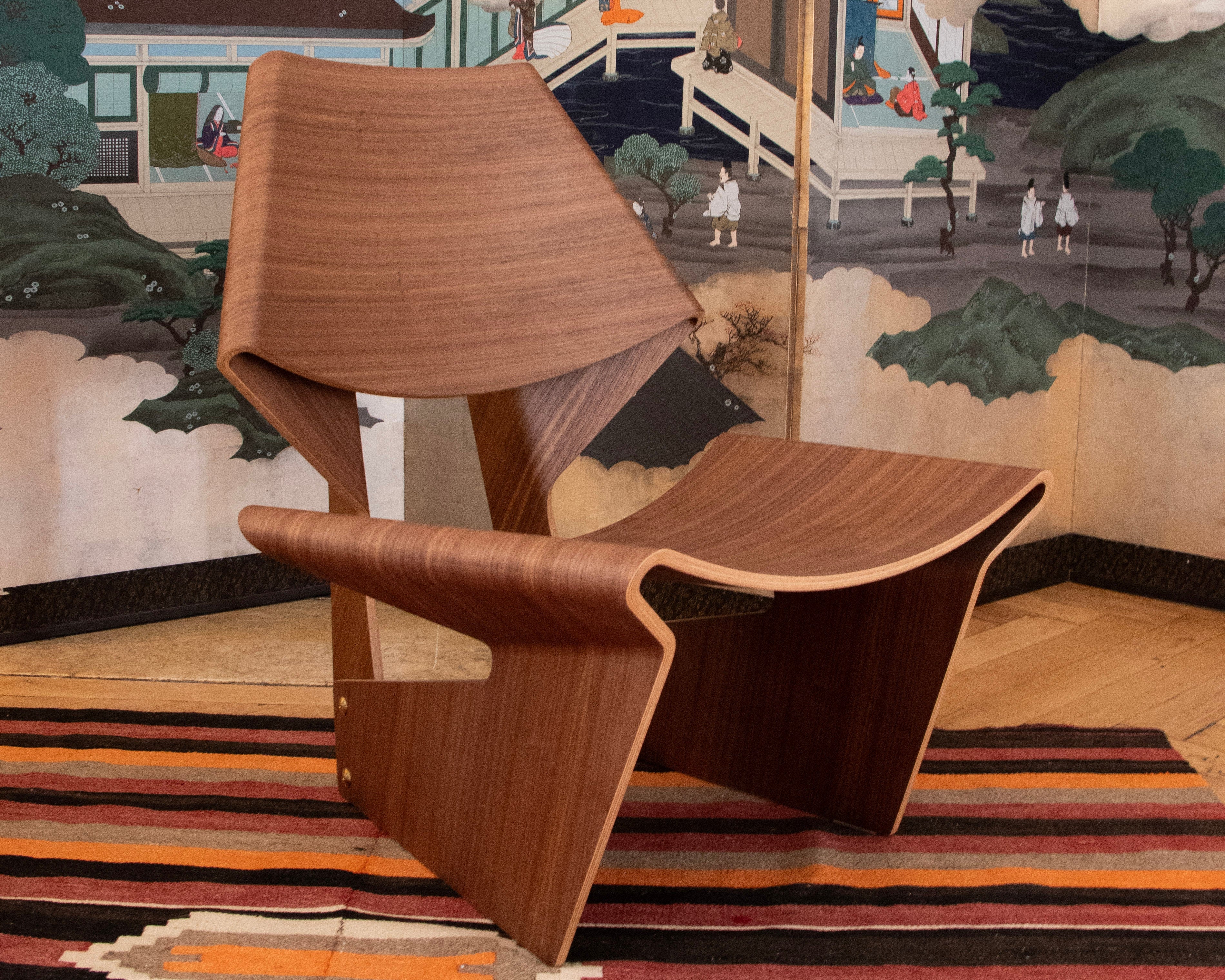 bow chair en noyer sur fond de kilim et paravent japonais