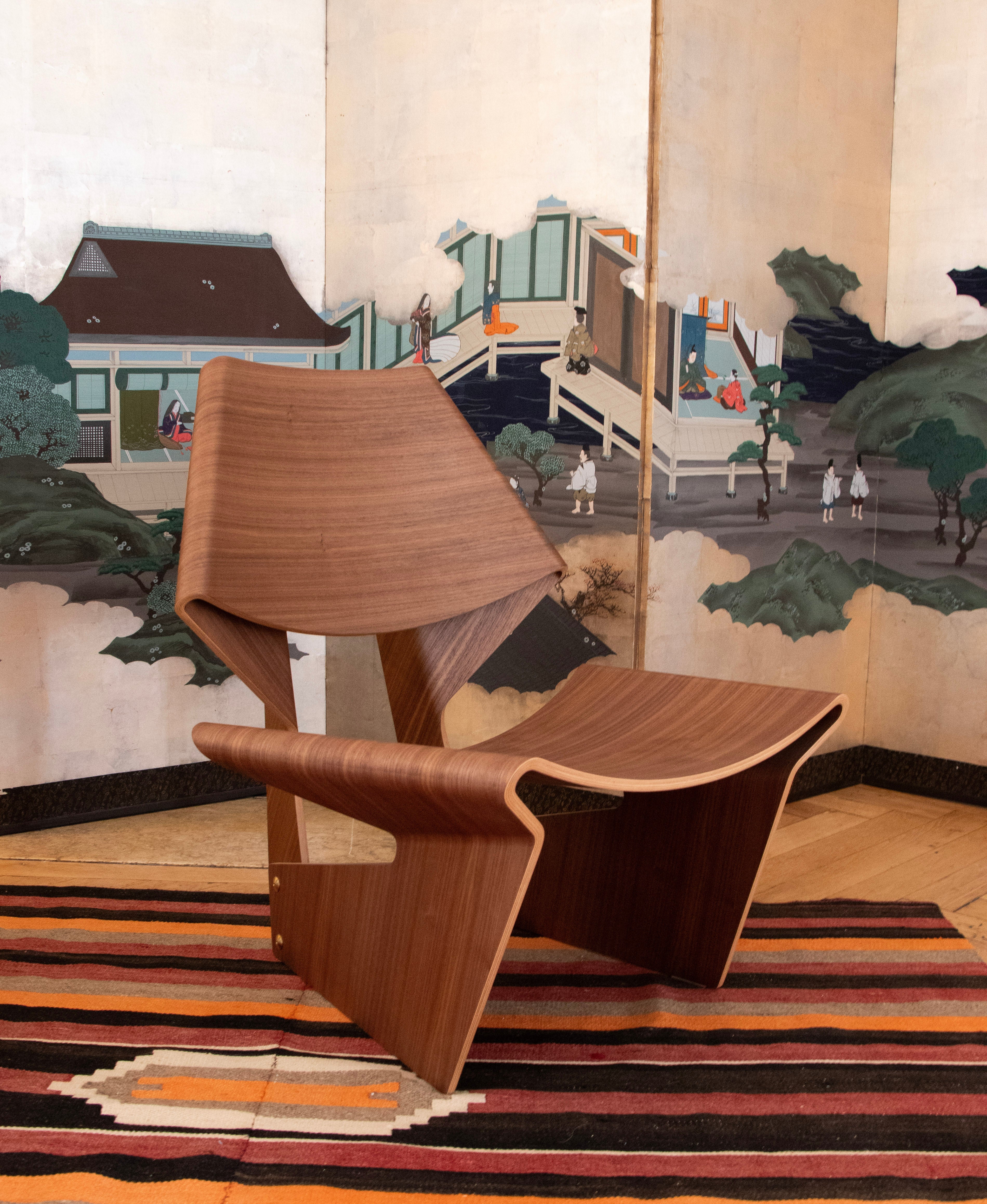 GJ Bow Chair par Grete Jalk, fauteuil iconique en contreplaqué de noyer. Édition Lange Production.