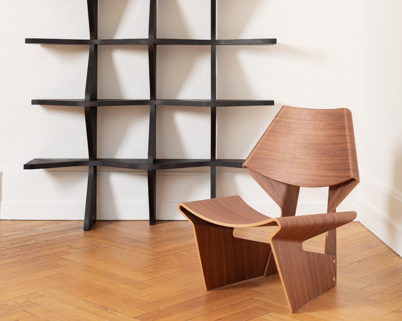 Bow Chair en noyer, design Grete Jalk, réédition Lange Production, exposée au showroom Longitude Marseille – vue avec la bibliothèque VAUE de julien Le Goff Artisan