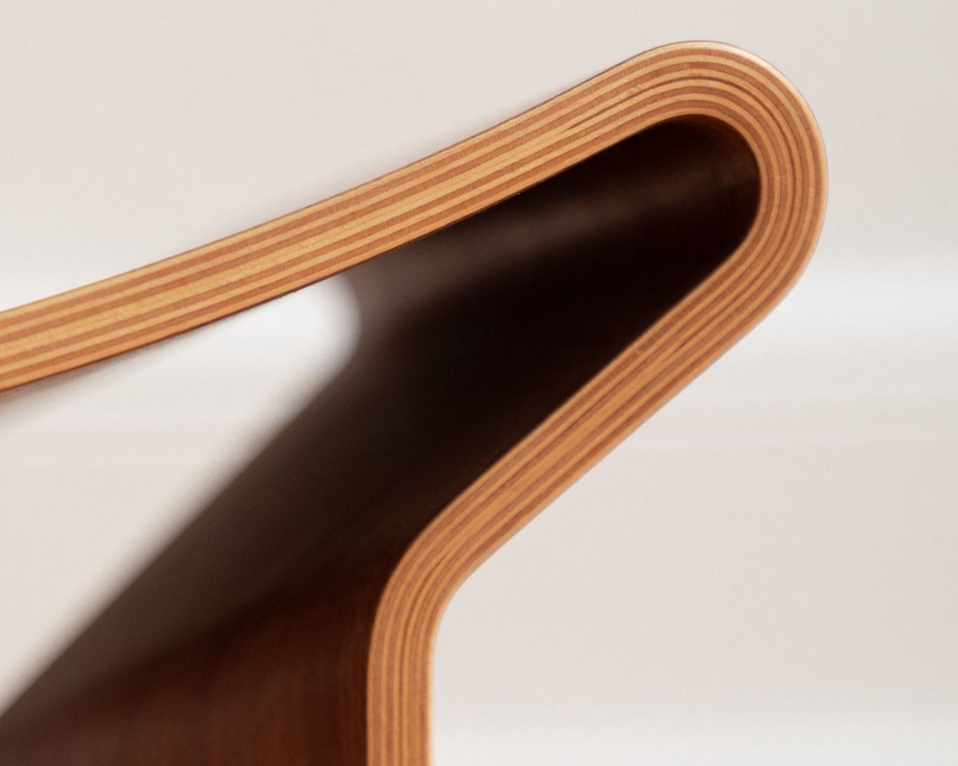 Bow Chair en noyer, design Grete Jalk, réédition Lange Production, exposée au showroom Longitude Marseille – ligne assise latérale multipli