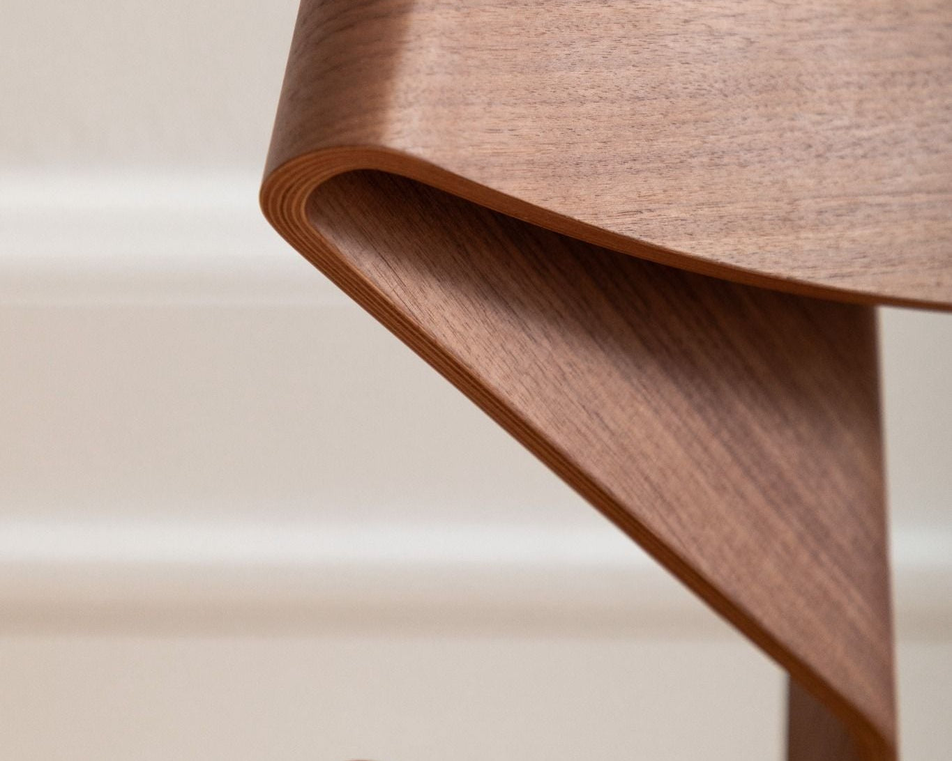 Bow Chair en noyer, design Grete Jalk, réédition Lange Production, exposée au showroom Longitude Marseille – vue ligne dossier