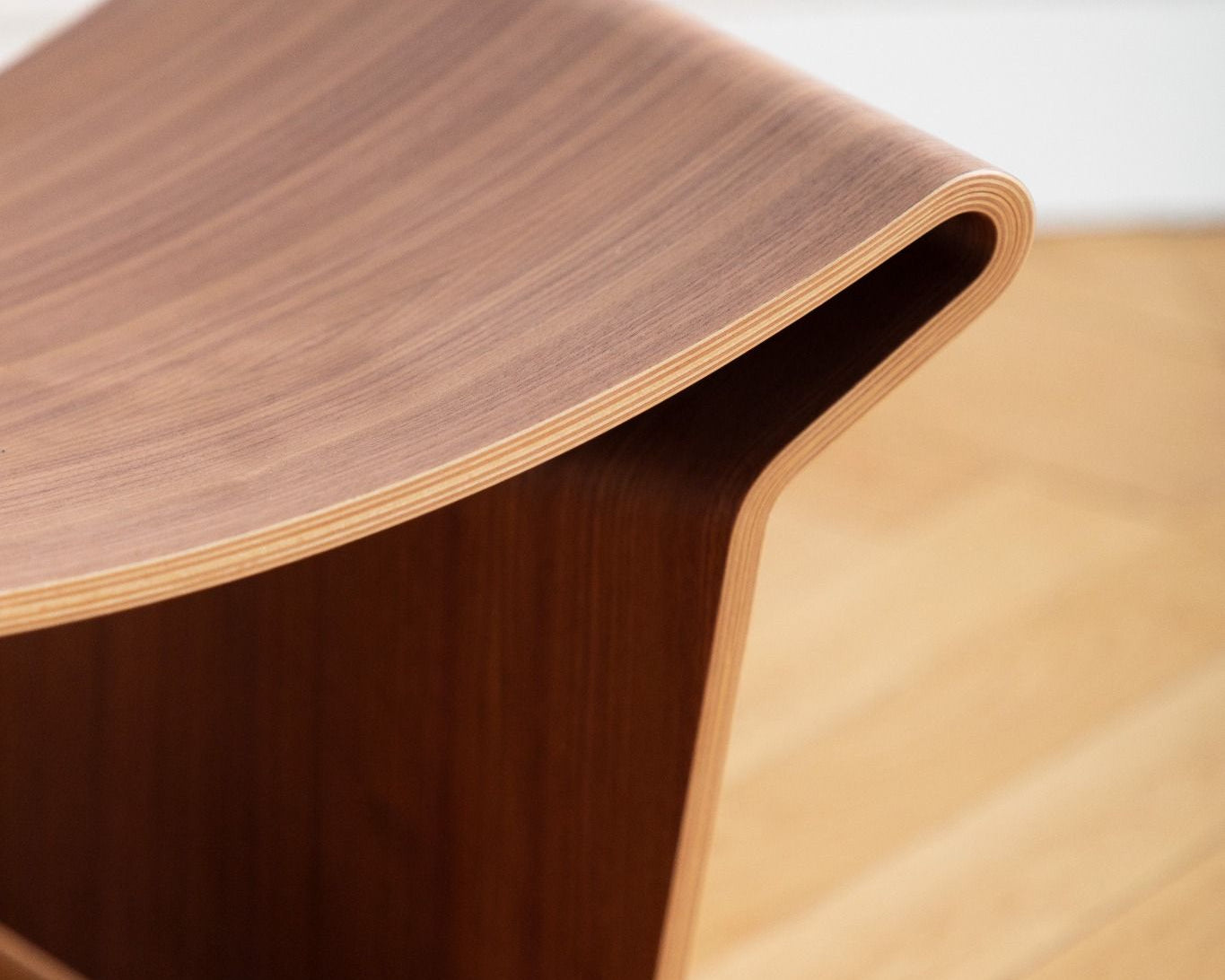 Bow Chair en noyer, design Grete Jalk, réédition Lange Production, exposée au showroom Longitude Marseille – vue ligne de l'assise