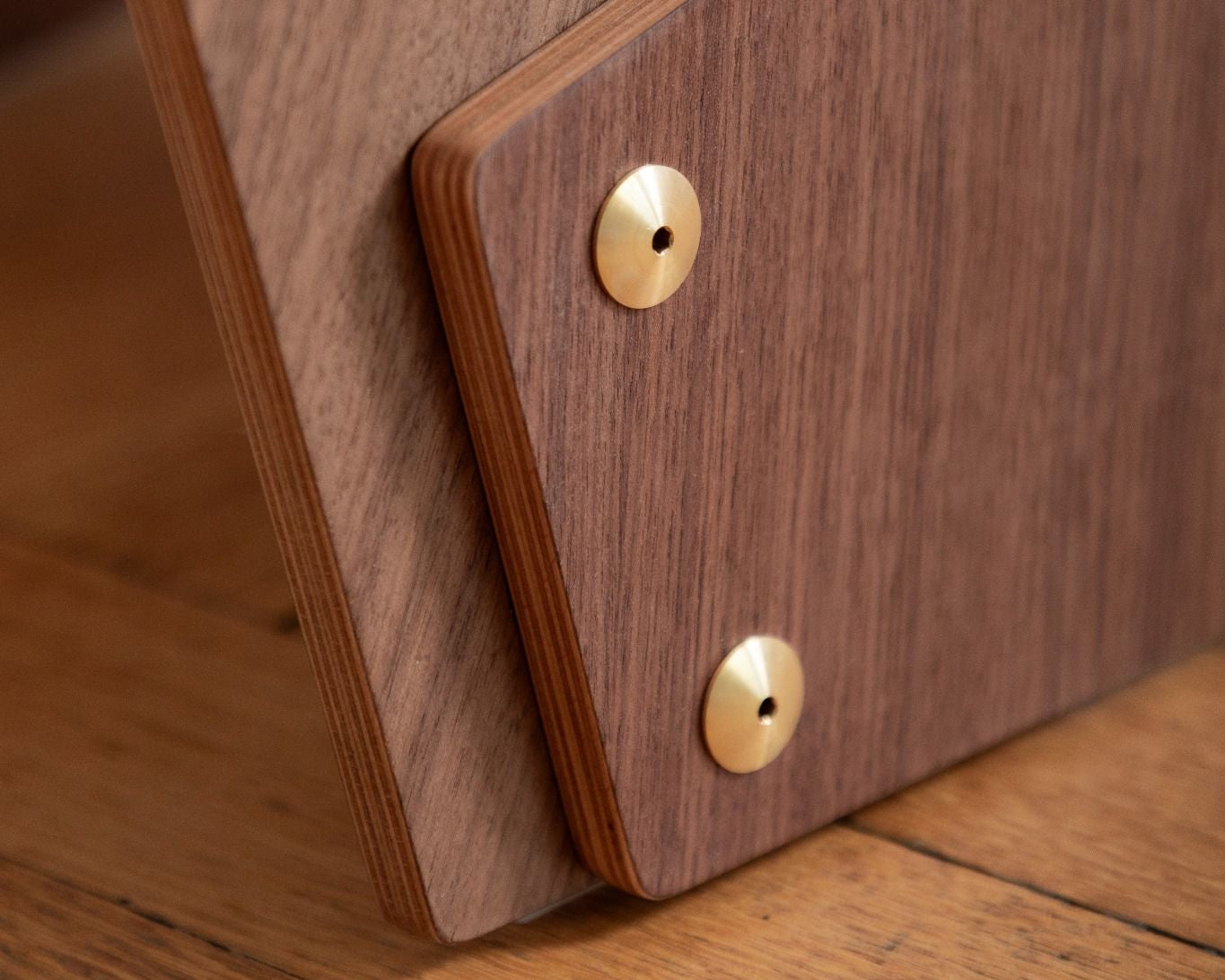 Bow Chair en noyer, design Grete Jalk, réédition Lange Production, exposée au showroom Longitude Marseille – vue assemblage rivet