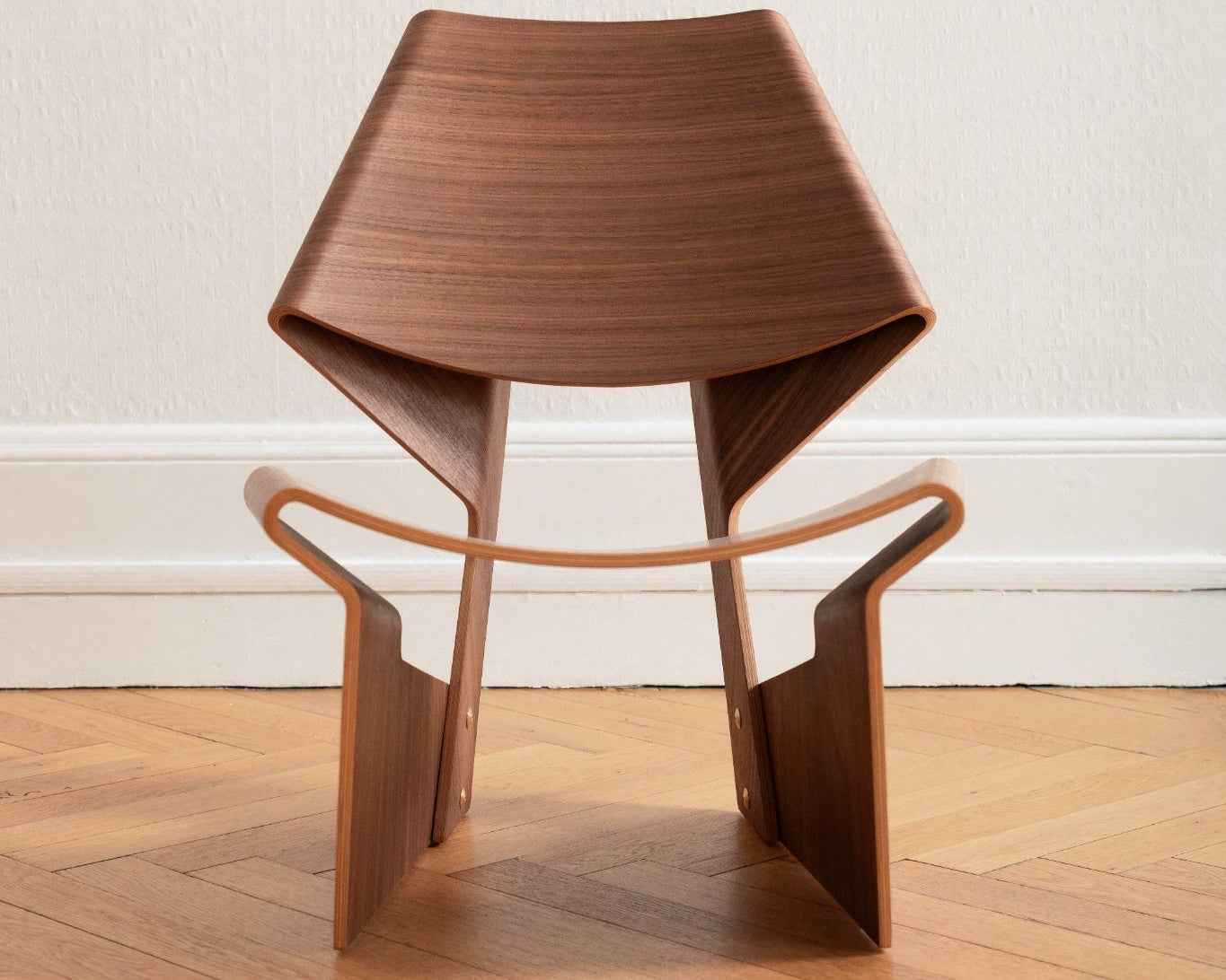 Bow Chair en noyer, design Grete Jalk, réédition Lange Production, exposée au showroom Longitude Marseille – vue de face frontale