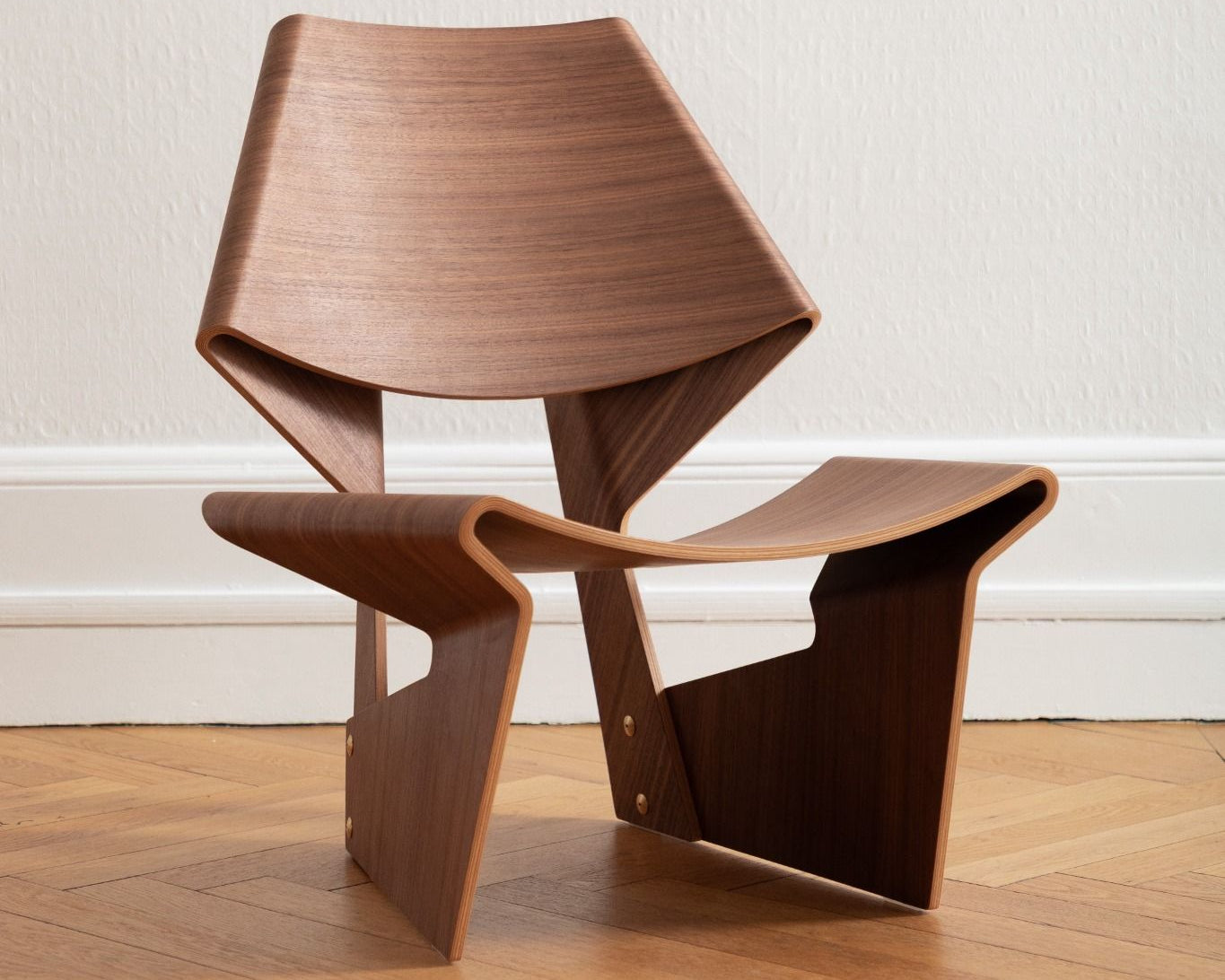 Bow Chair en noyer, design Grete Jalk, réédition Lange Production, exposée au showroom Longitude Marseille – vue de face trois quart