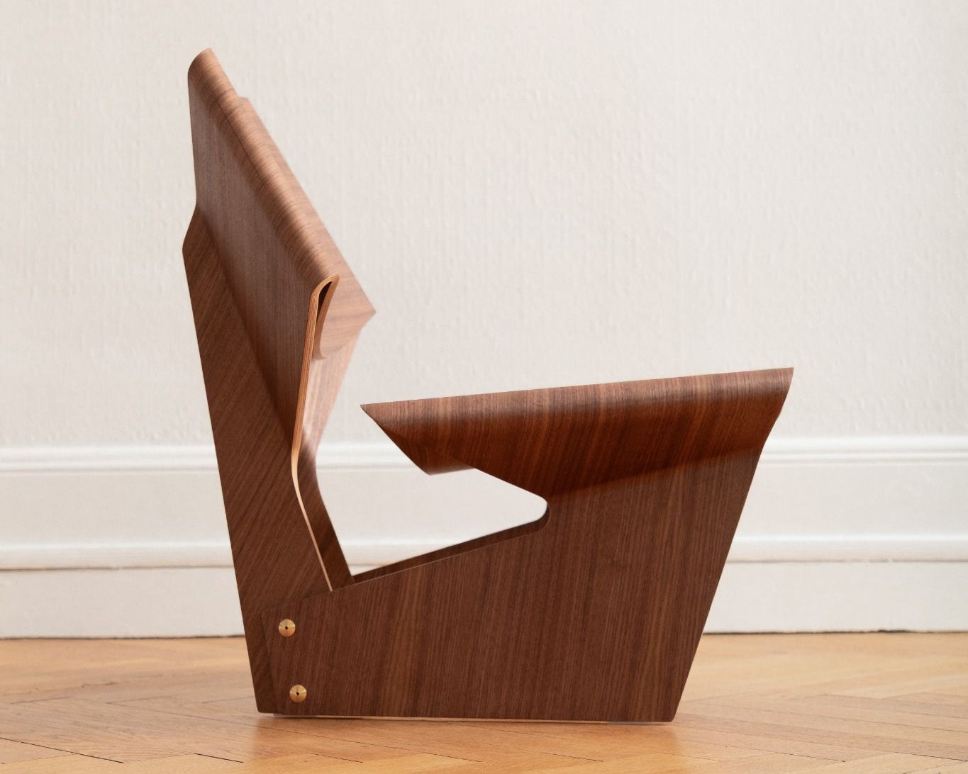 Bow Chair en noyer, design Grete Jalk, réédition Lange Production, exposée au showroom Longitude Marseille – vue de profil