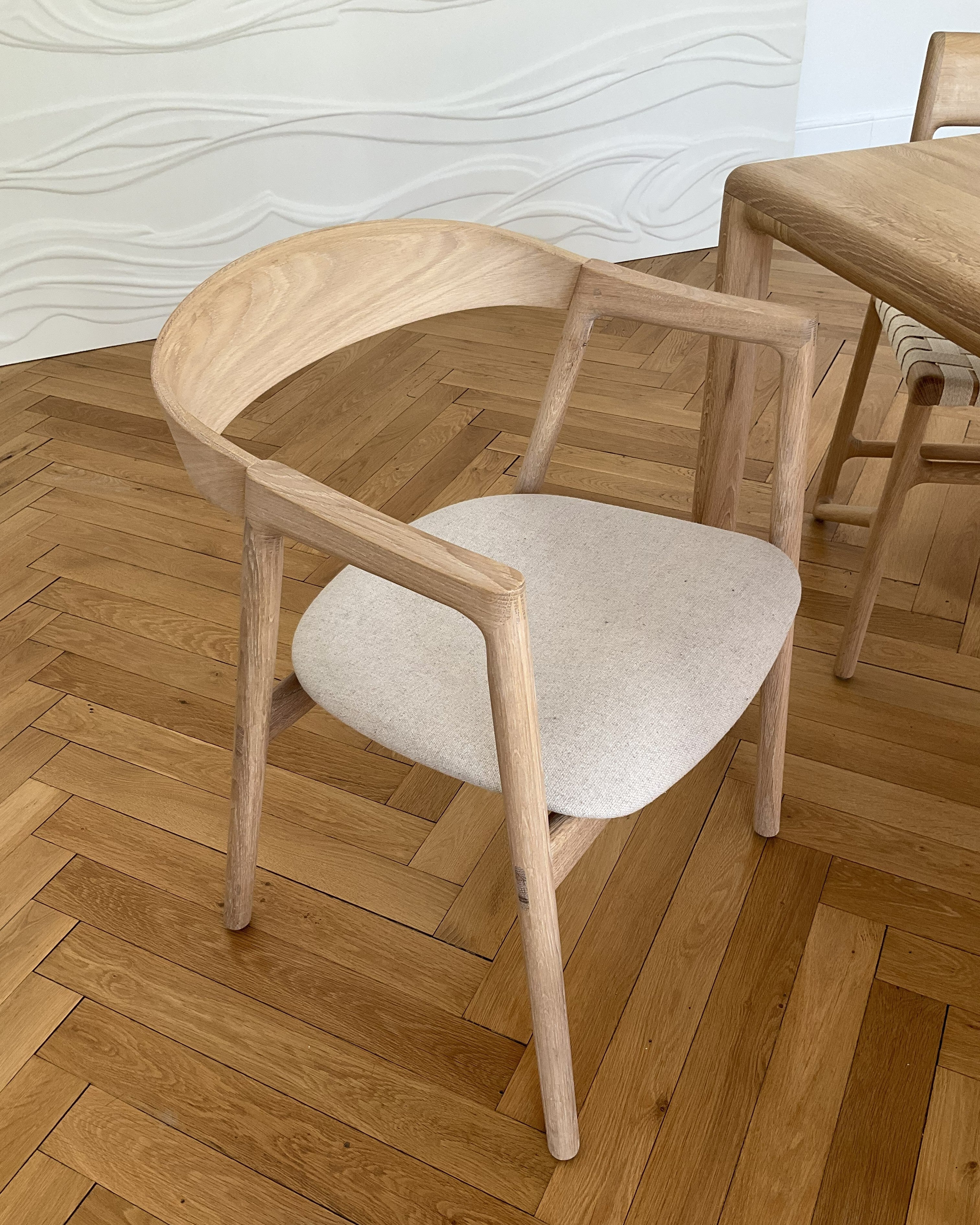 Chaise Muna en chêne massif courbé, design élégant, alliance de robustesse et de légèreté. Assise en chêne.