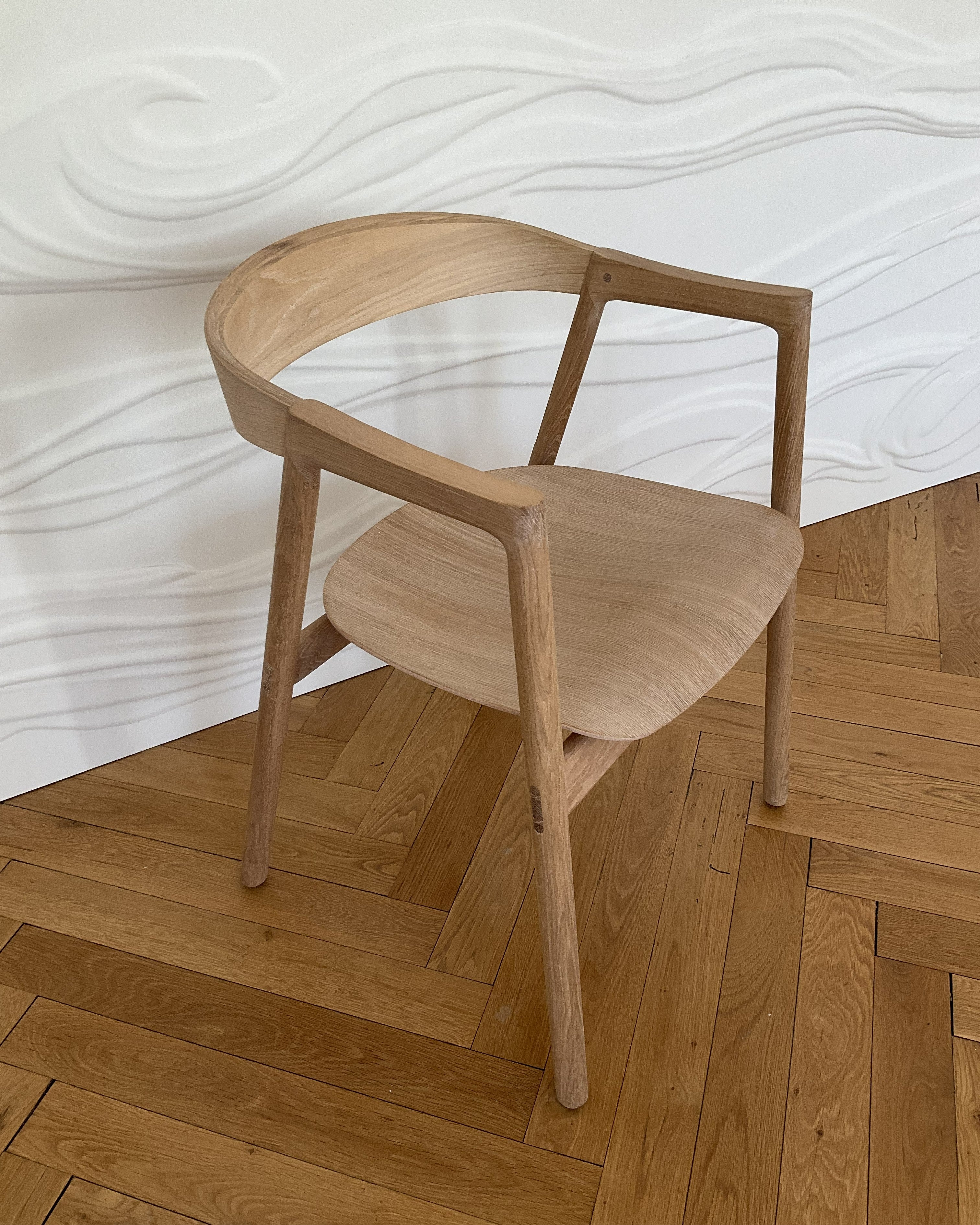 Chaise Muna en chêne massif courbé, design élégant, alliance de robustesse et de légèreté. Assise en chêne.