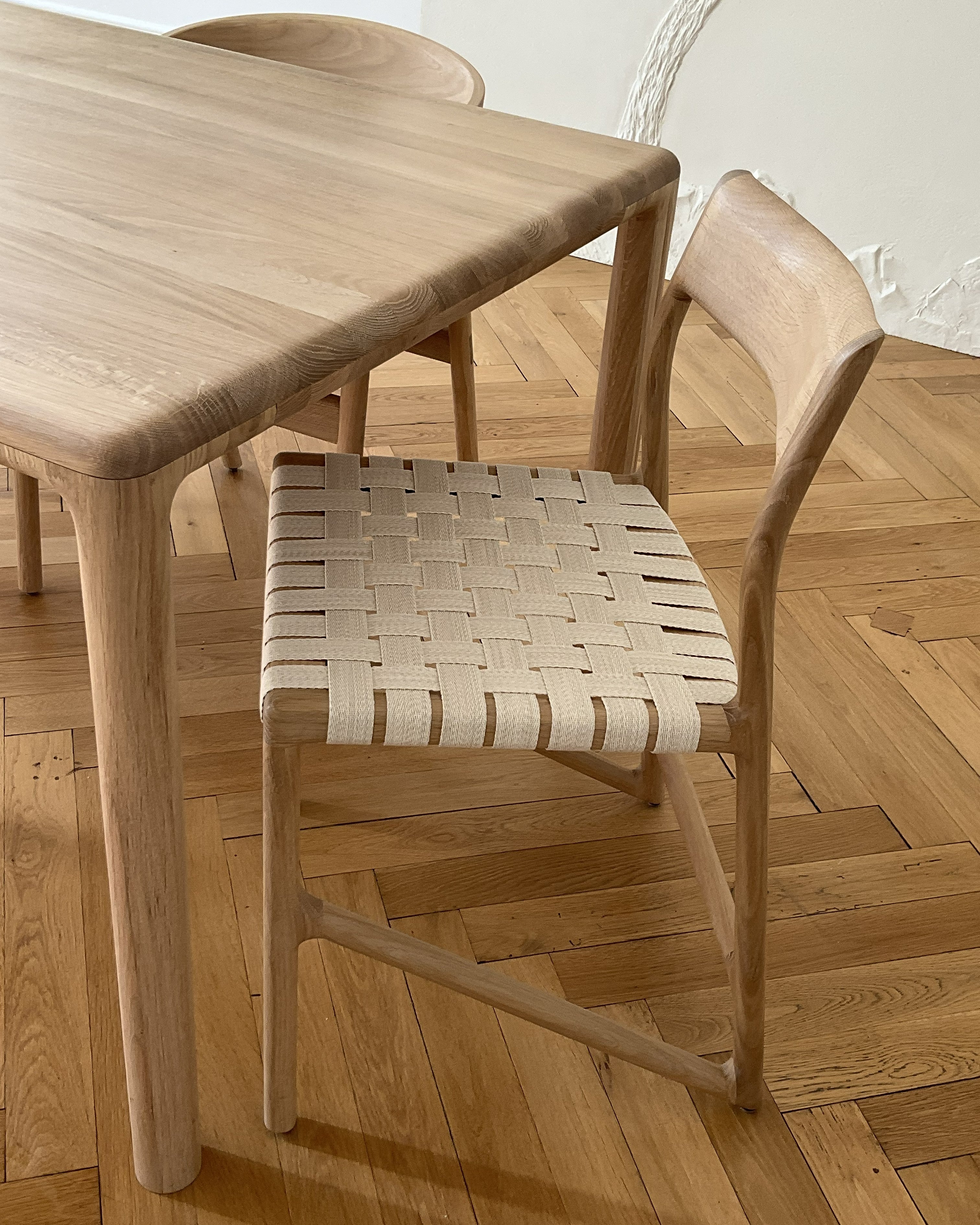 Table Derven, design épuré en bois massif, piètement aux angles, stabilité et élégance intemporelle pour salon ou salle à manger