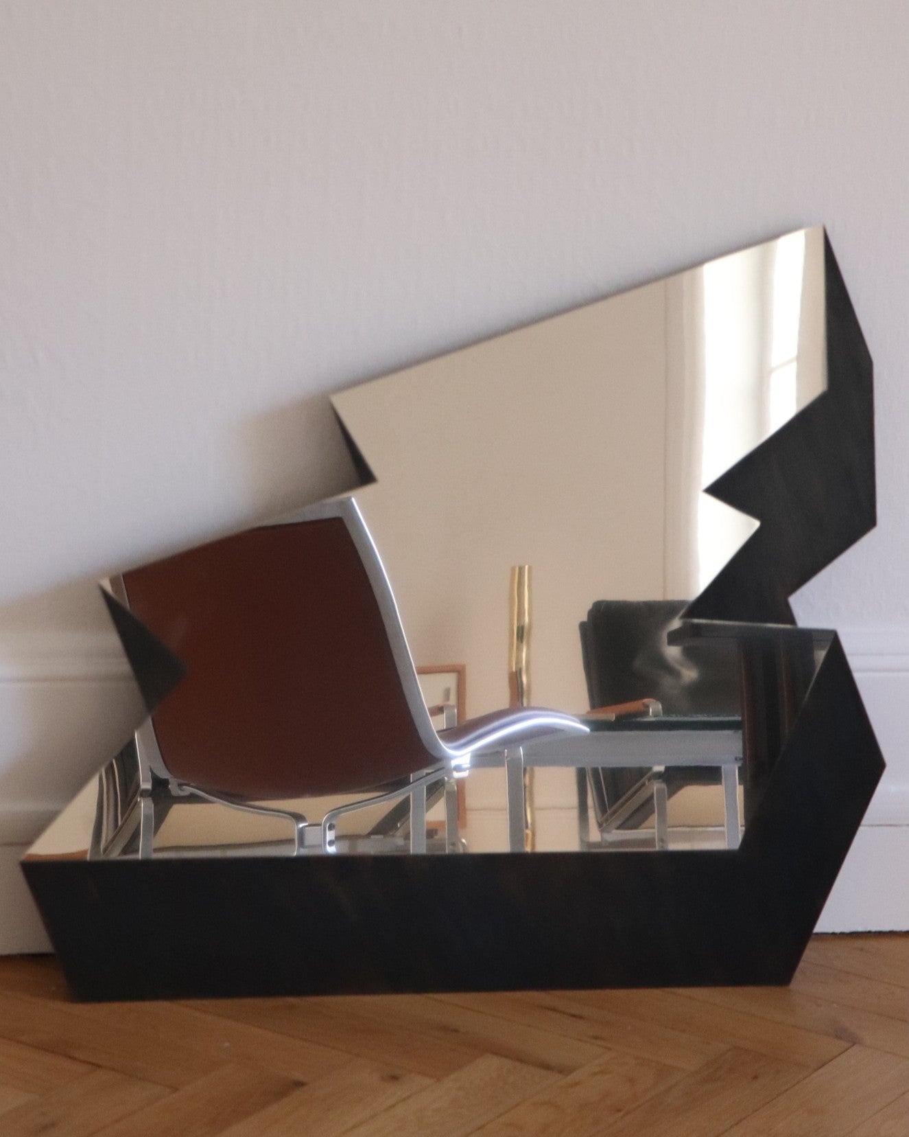 miroir design contemporain en forme de graff urbain en acier poli et acier oxydé