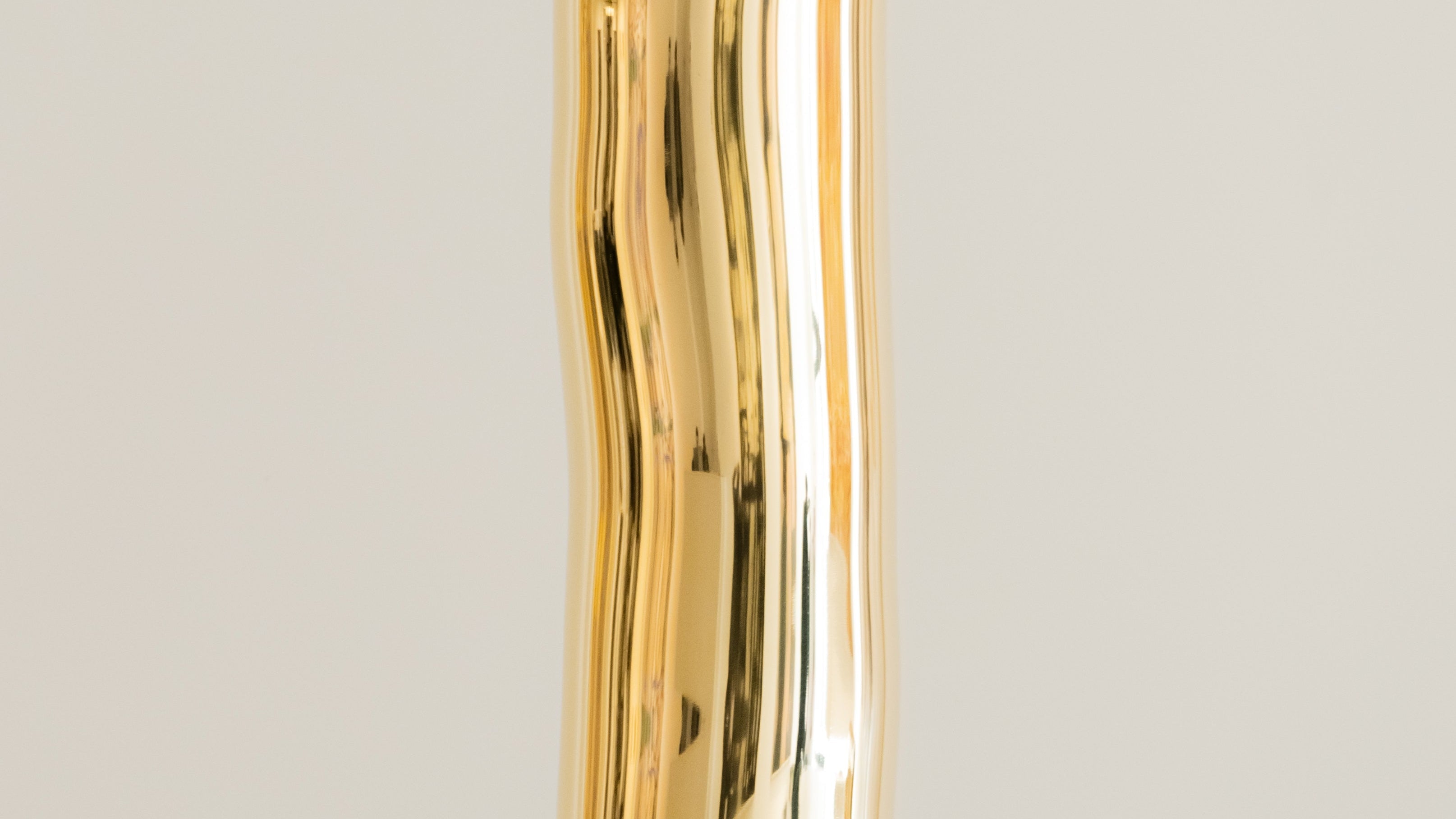 Détail du lampadaire helios façonné par victor tison Détail de la colonne en laiton poli miroir
