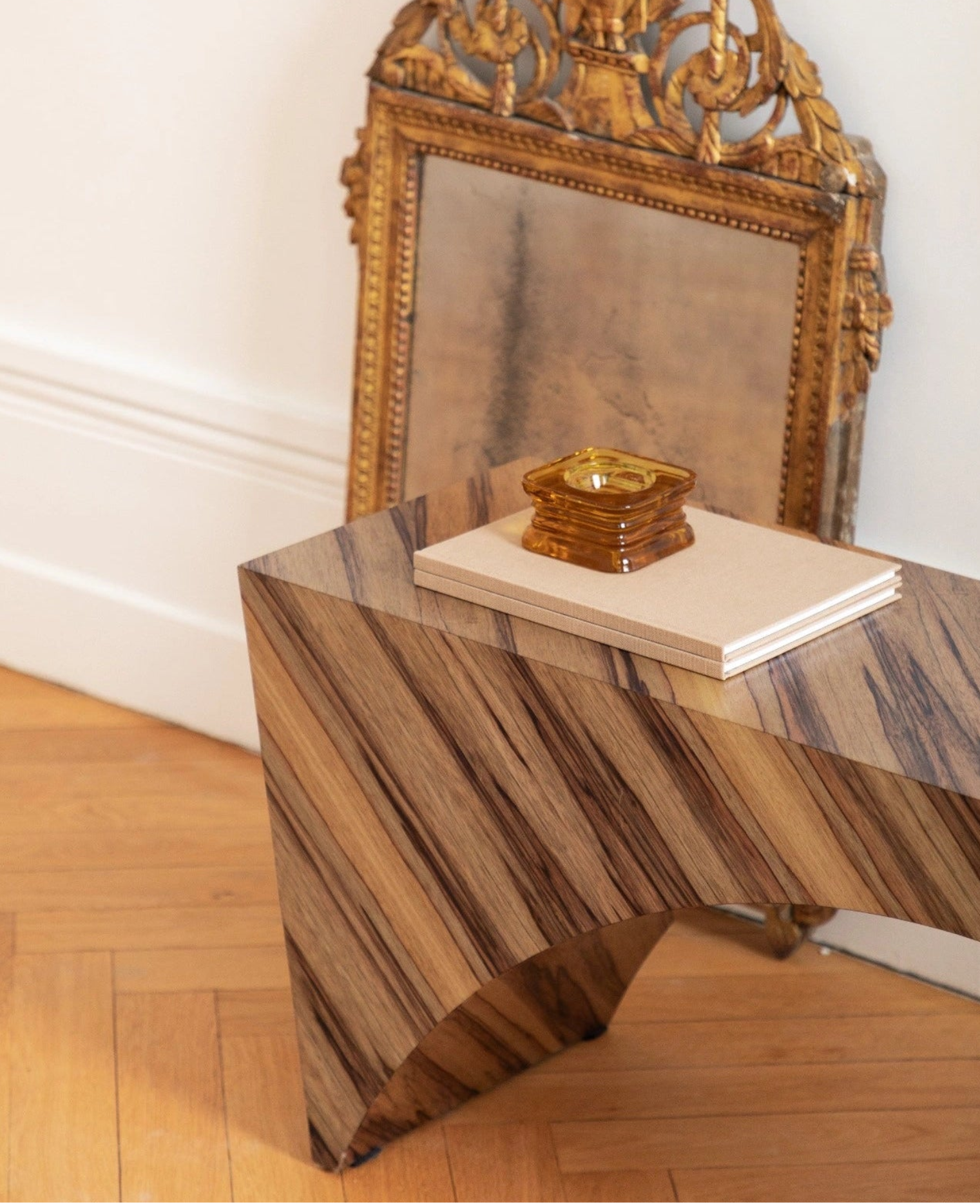 PONDI : banc aux lignes tendues et placage en fraké bariolé, sobriété contemporaine et mémoire artisanale.