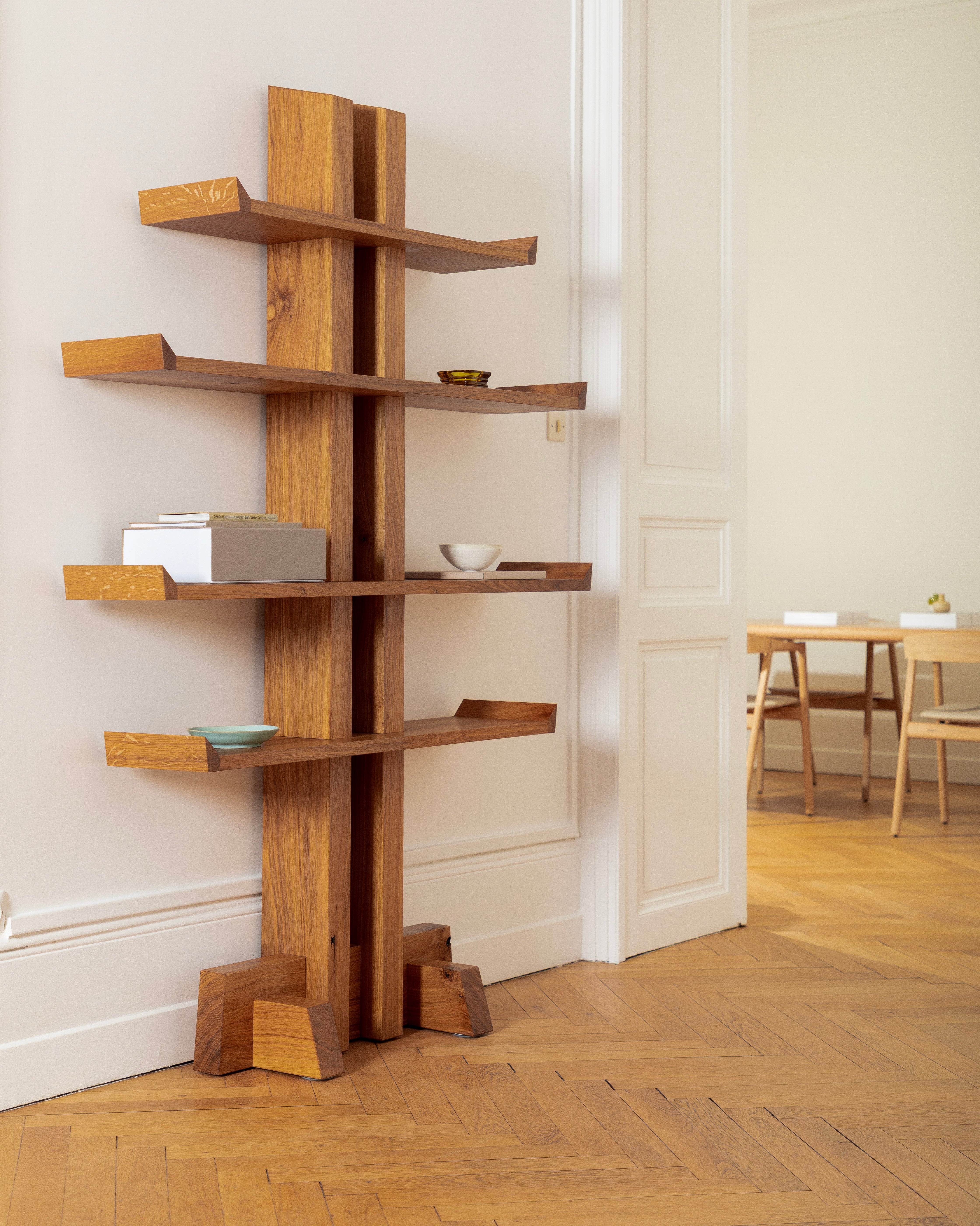 TOTEM : bibliothèque en chêne massif, esprit japonais par Pascal Souvet, ébéniste