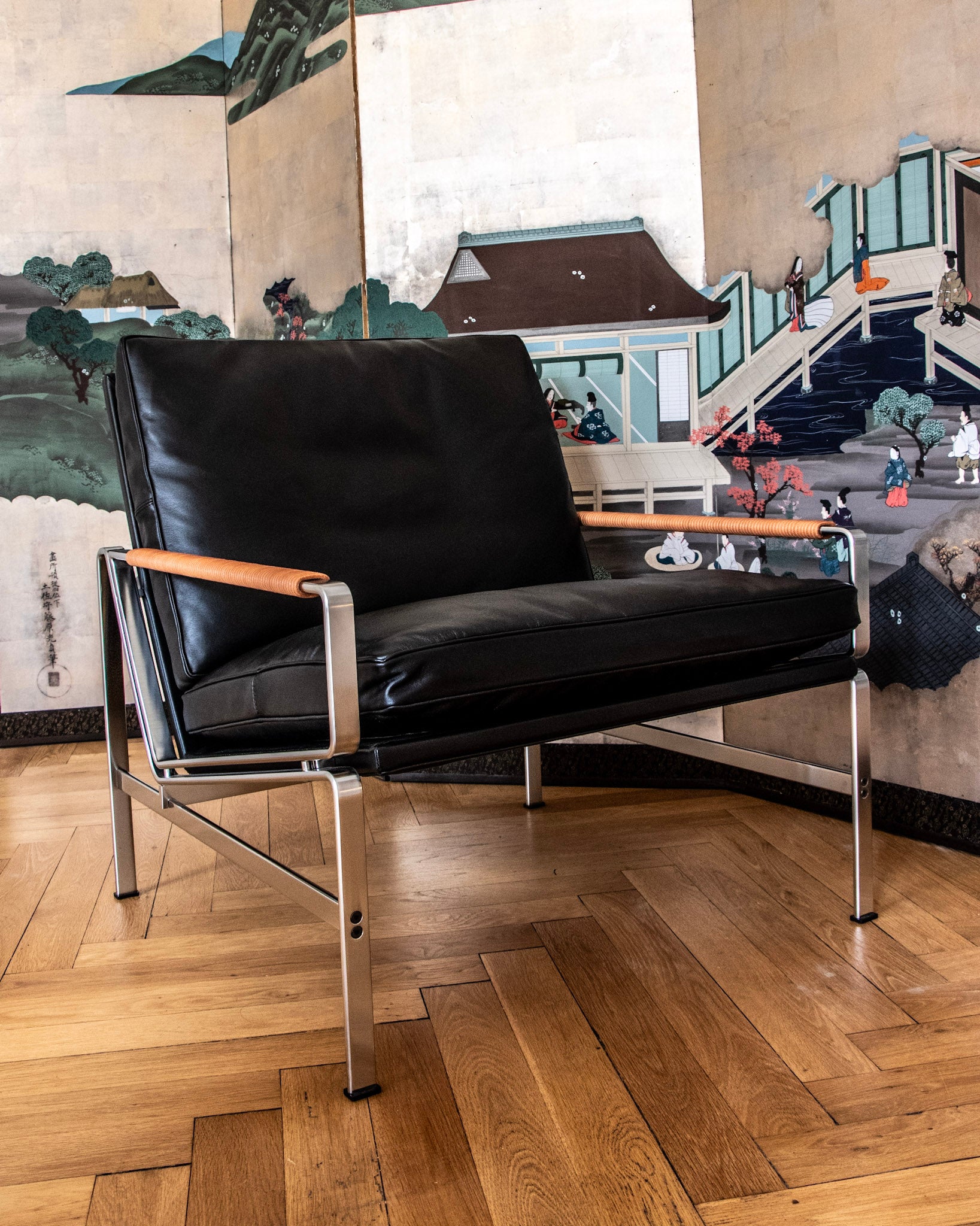 Fauteuil FK 6720 Easy Chair par Preben Fabricius et Jørgen Kastholm, légèreté visuelle et assise enveloppante, associant acier chromé et cuir aniline.