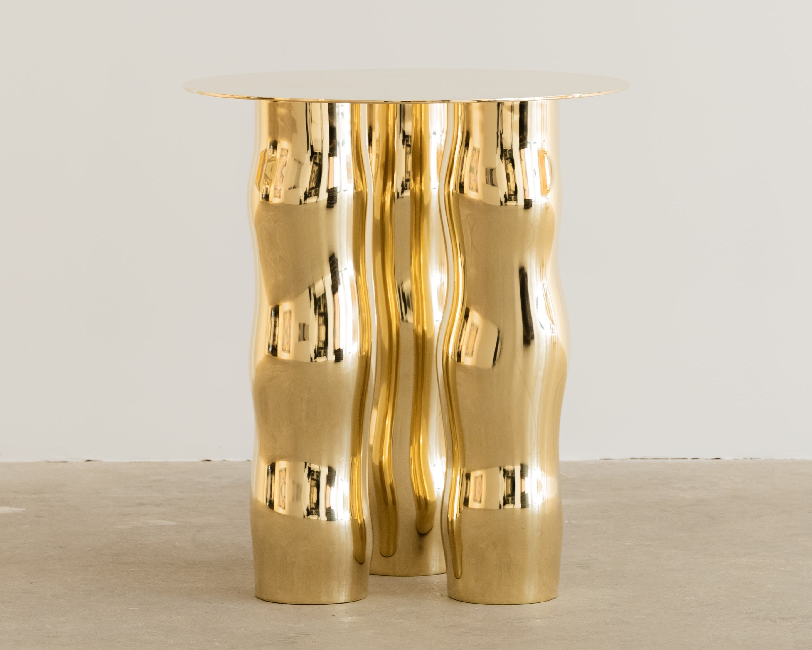 mimo table d'appoint de victor tison en laiton façonné vue d'ensemble