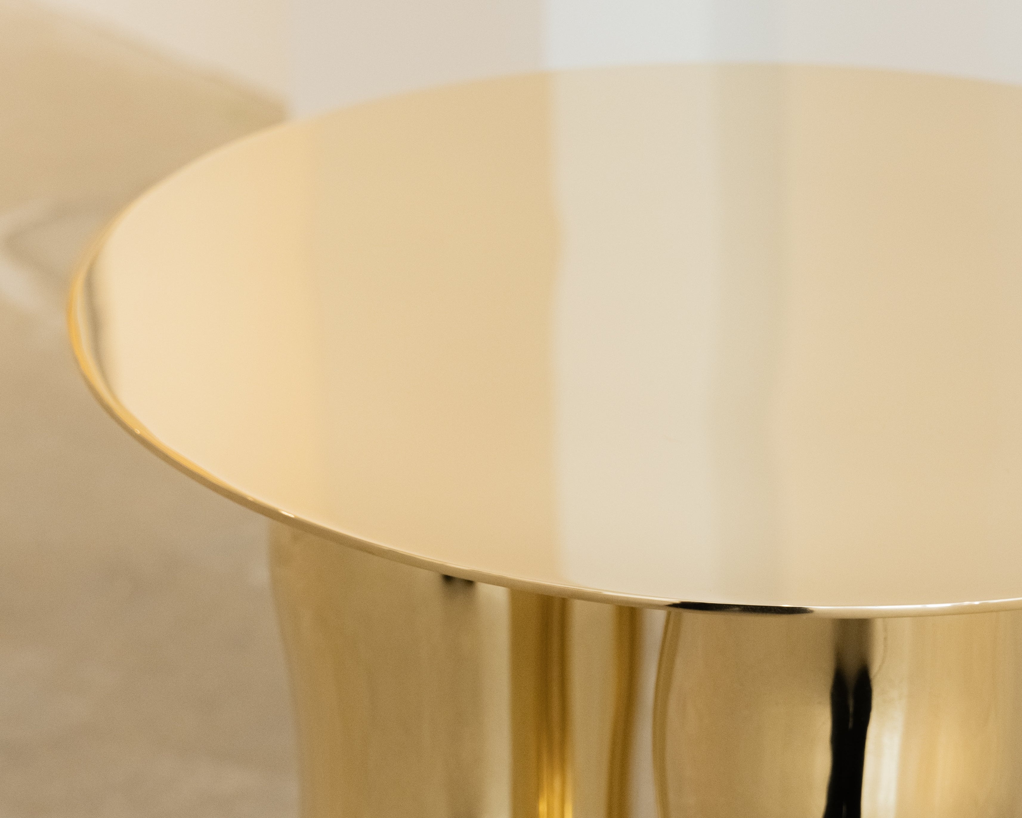 Table d’appoint en laiton martelé et poli, entre sculpture et design, reflet vivant des métiers d’art français.