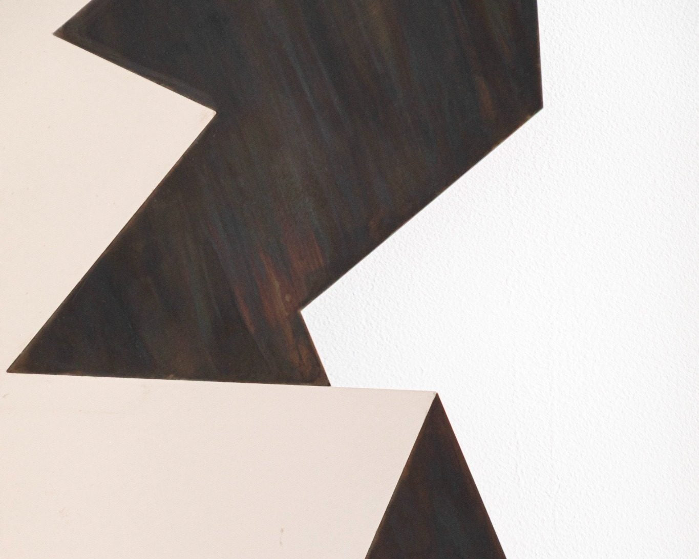 Miroir graff par julien le goff artisan designer, miroir sculptural en acier inox poli miroir avec oxydation de la bordure design graffiti chez longitude à marseille