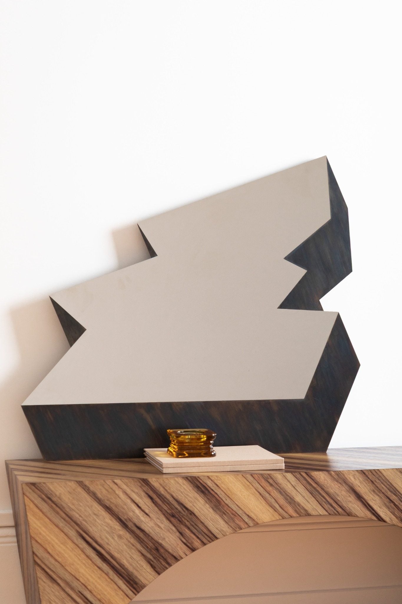 miroir graff par julien le goff artisan designer, miroir sculptural en acier inox poli miroir avec oxydation en bordure expose chez longitude interior design à marseille vue complète posé sur le banc pondi