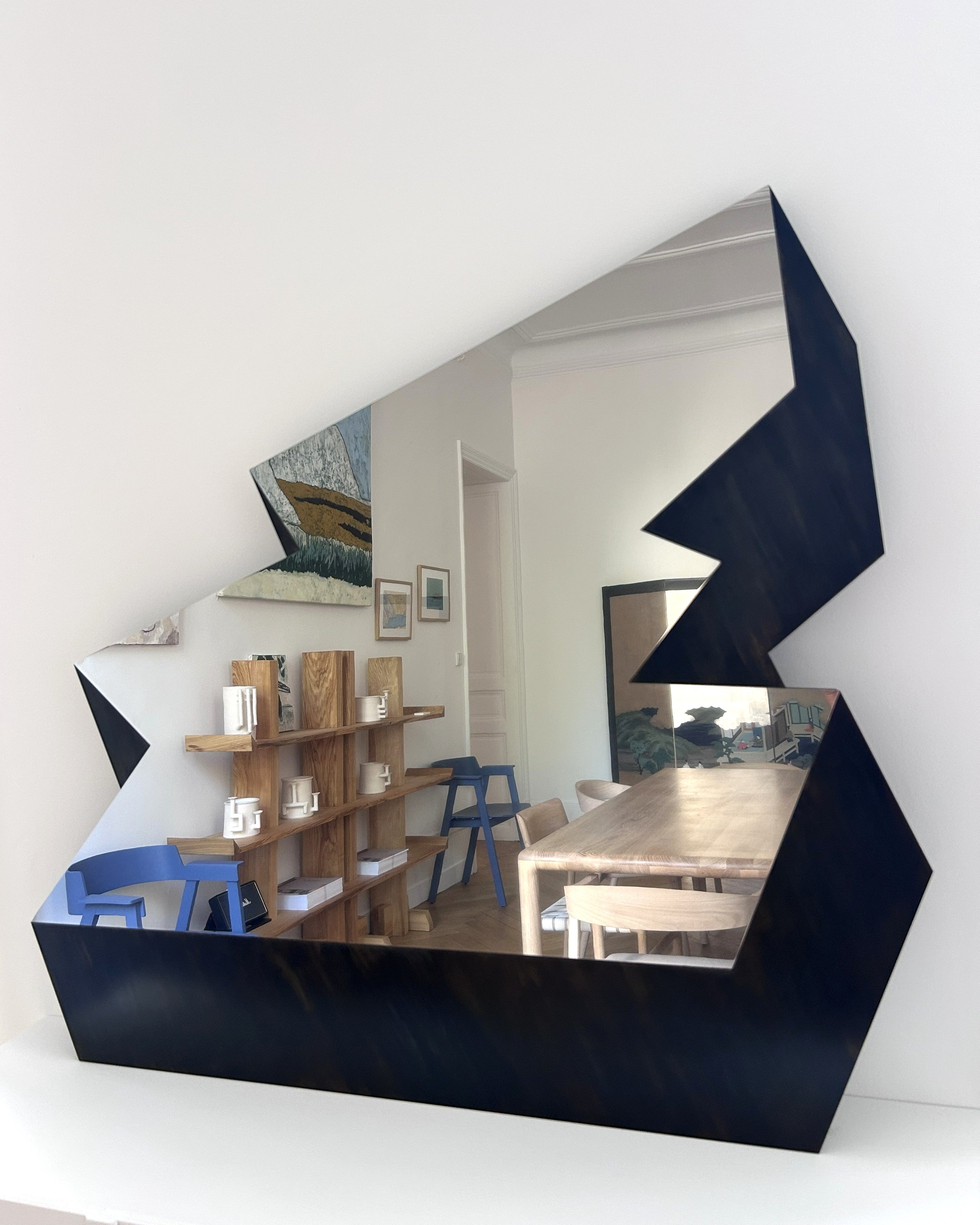 GRAFF #01 : miroir en inox poli, design inspiré du graffiti, entre art urbain et savoir-faire d’atelier.