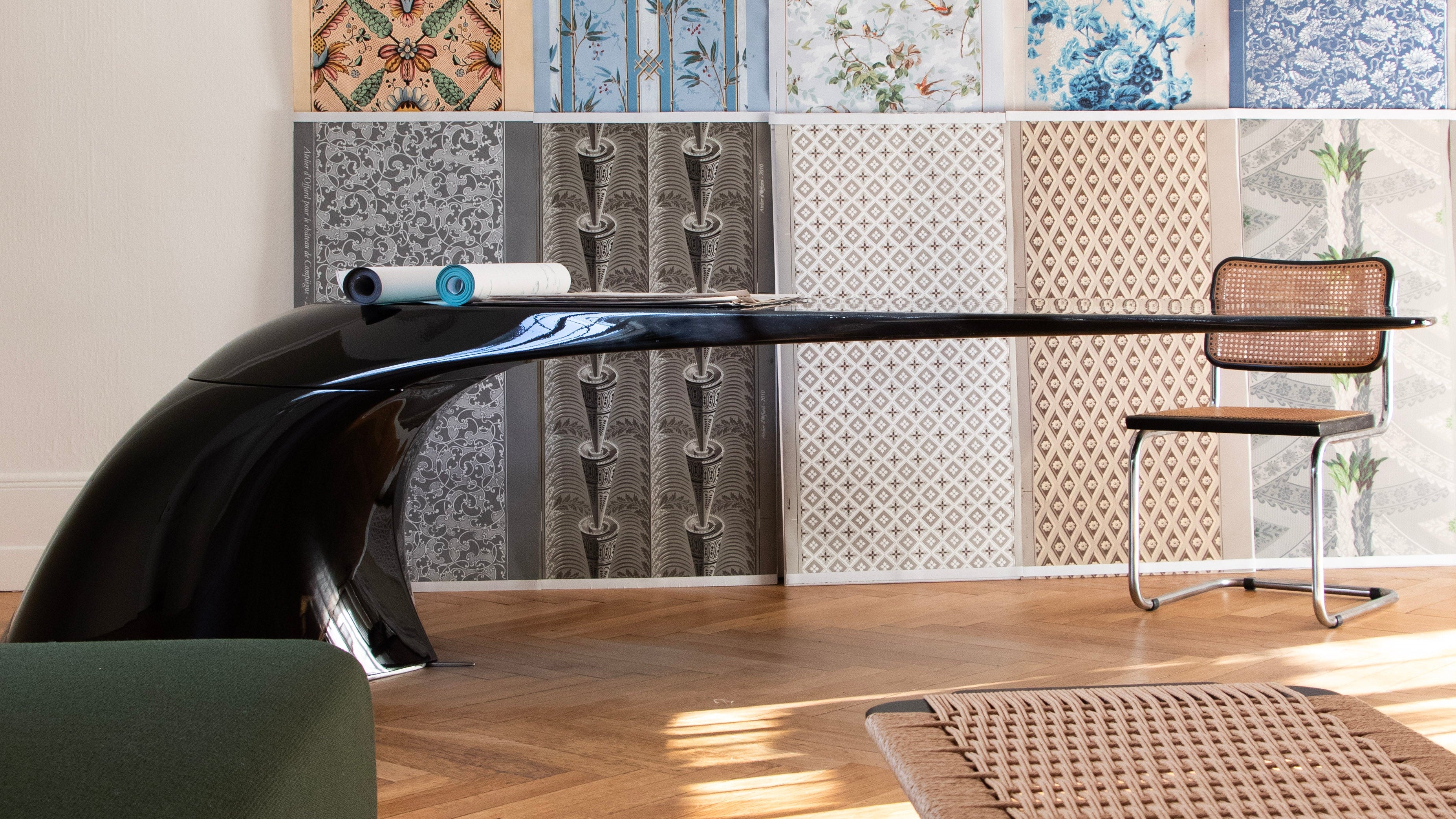 Table-Bureau FLYBRIDGE : design sculptural pour yachting, bureaux premium ou showroom.