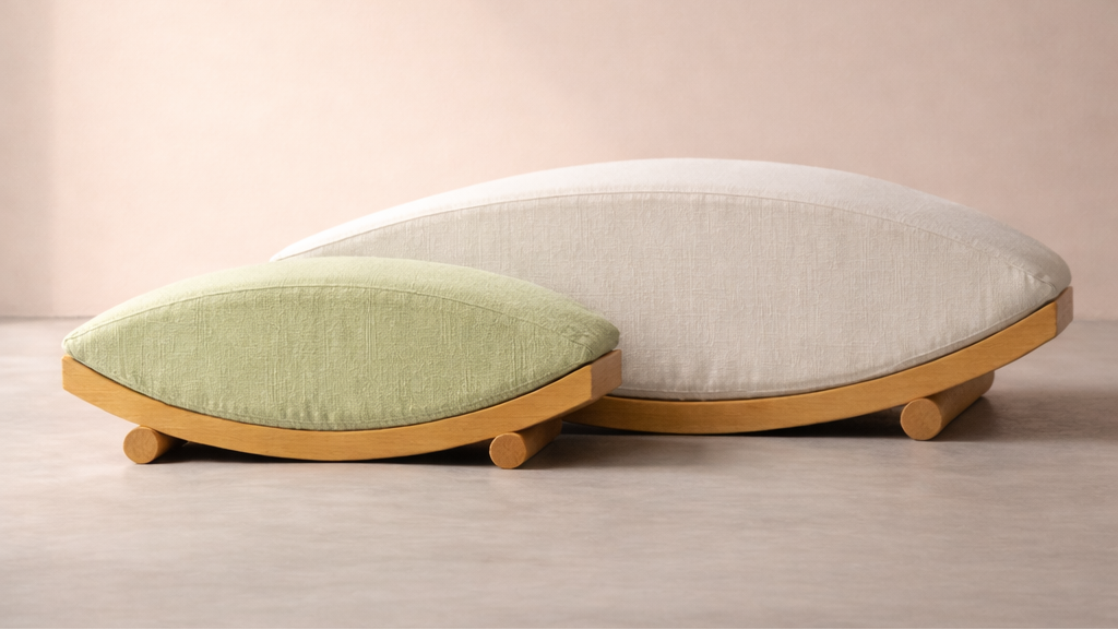 santi assise en arc de cercle base sycomore coussin de forme textile boucle beige en deux formats et deux couleurs blanc et amande
