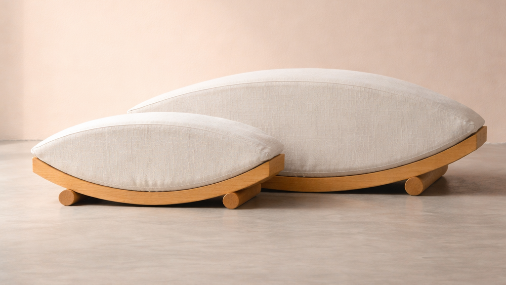 santi assise en arc de cercle base sycomore coussin de forme textile boucle beige en deux formats cote à cote