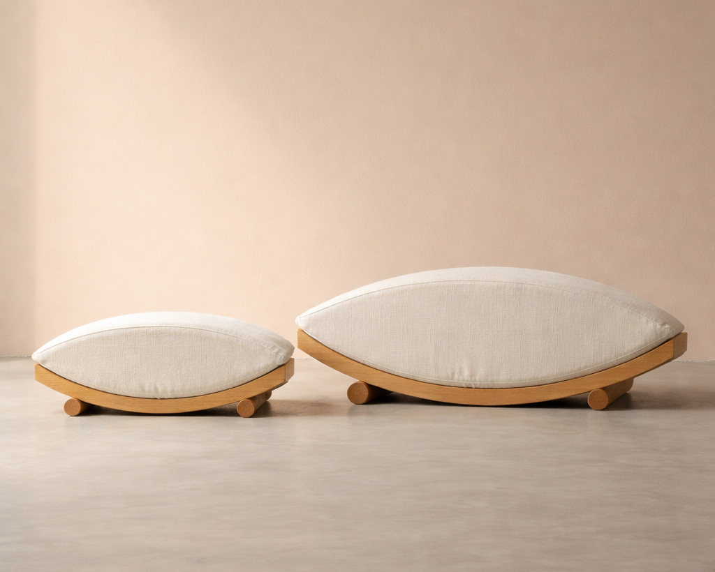 santi assise en arc de cercle base sycomore coussin de forme textile boucle beige en deux formats