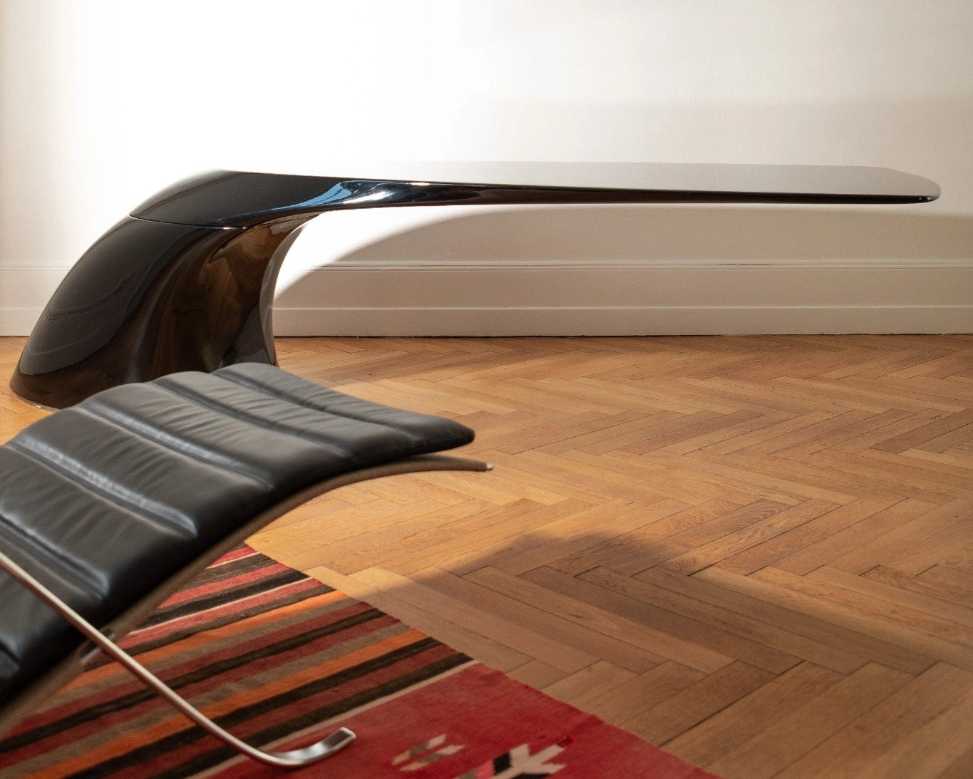 Table-Bureau FLYBRIDGE : design sculptural pour yachting, bureaux premium ou showroom.