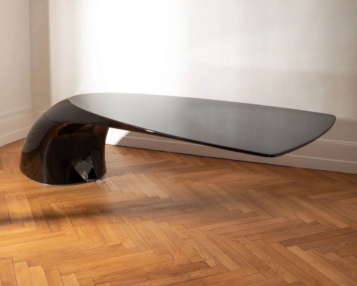 Table-Bureau FLYBRIDGE : design sculptural pour yachting, bureaux premium ou showroom.