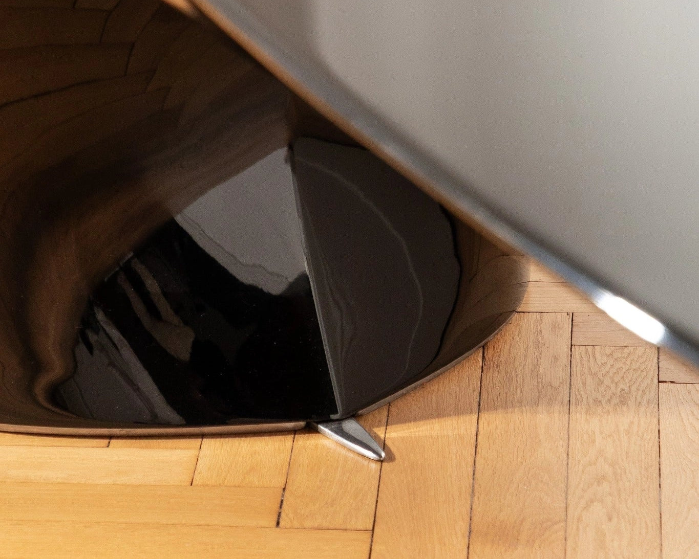 Table-Bureau FLYBRIDGE : design sculptural pour yachting, bureaux premium ou showroom.