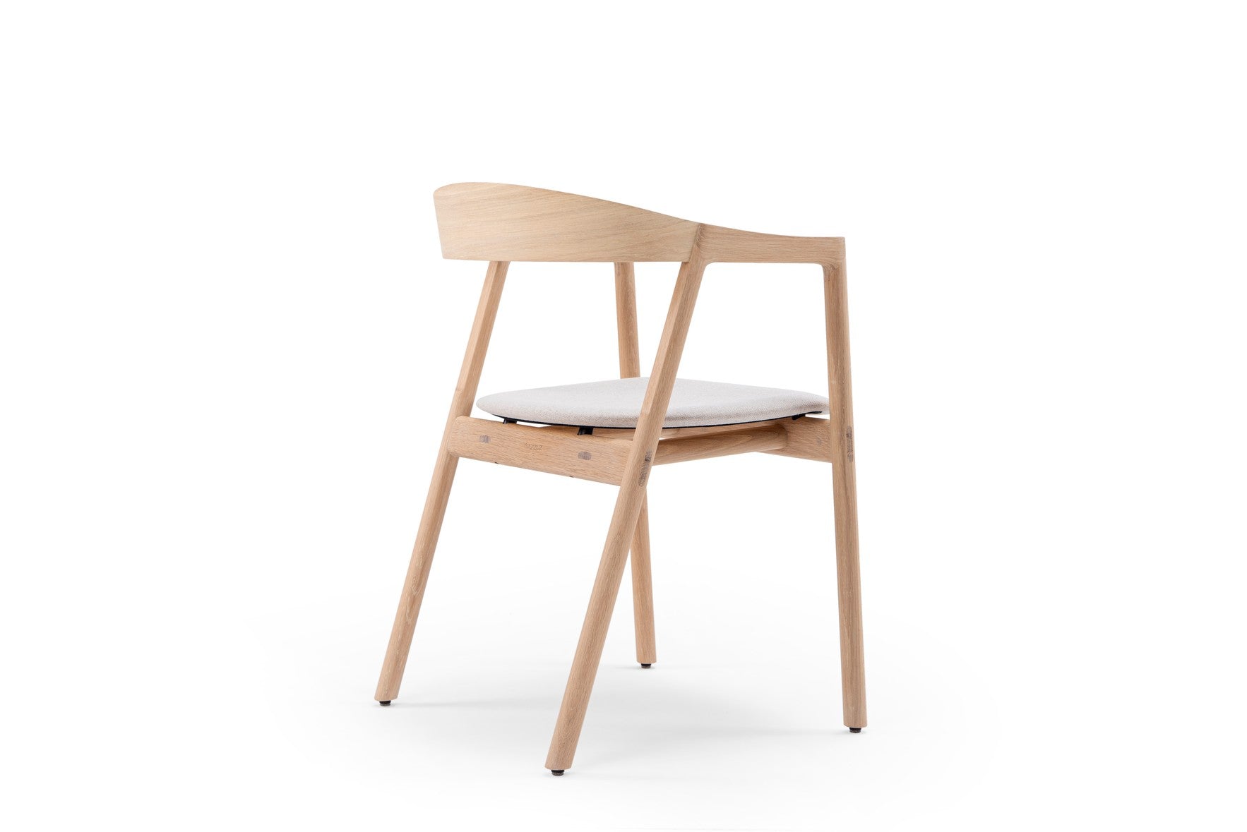 Chaise Muna en chêne massif courbé, design élégant, alliance de robustesse et de légèreté. Assise en textile.