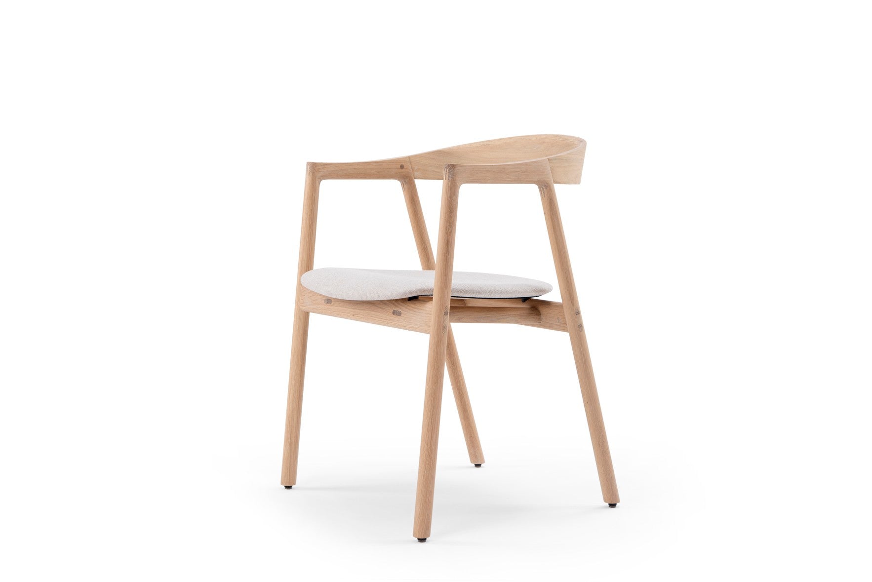 Chaise Muna en chêne massif courbé, design élégant, alliance de robustesse et de légèreté. Assise en textile.