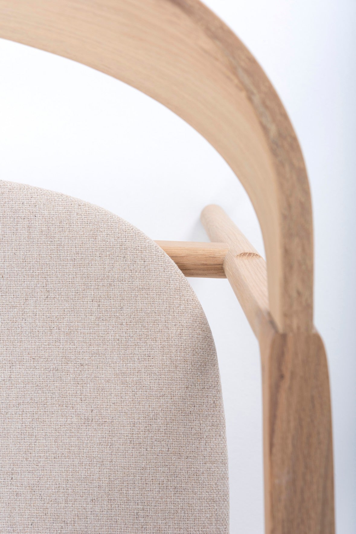 Chaise Muna en chêne massif courbé, design élégant, alliance de robustesse et de légèreté. Assise en textile.